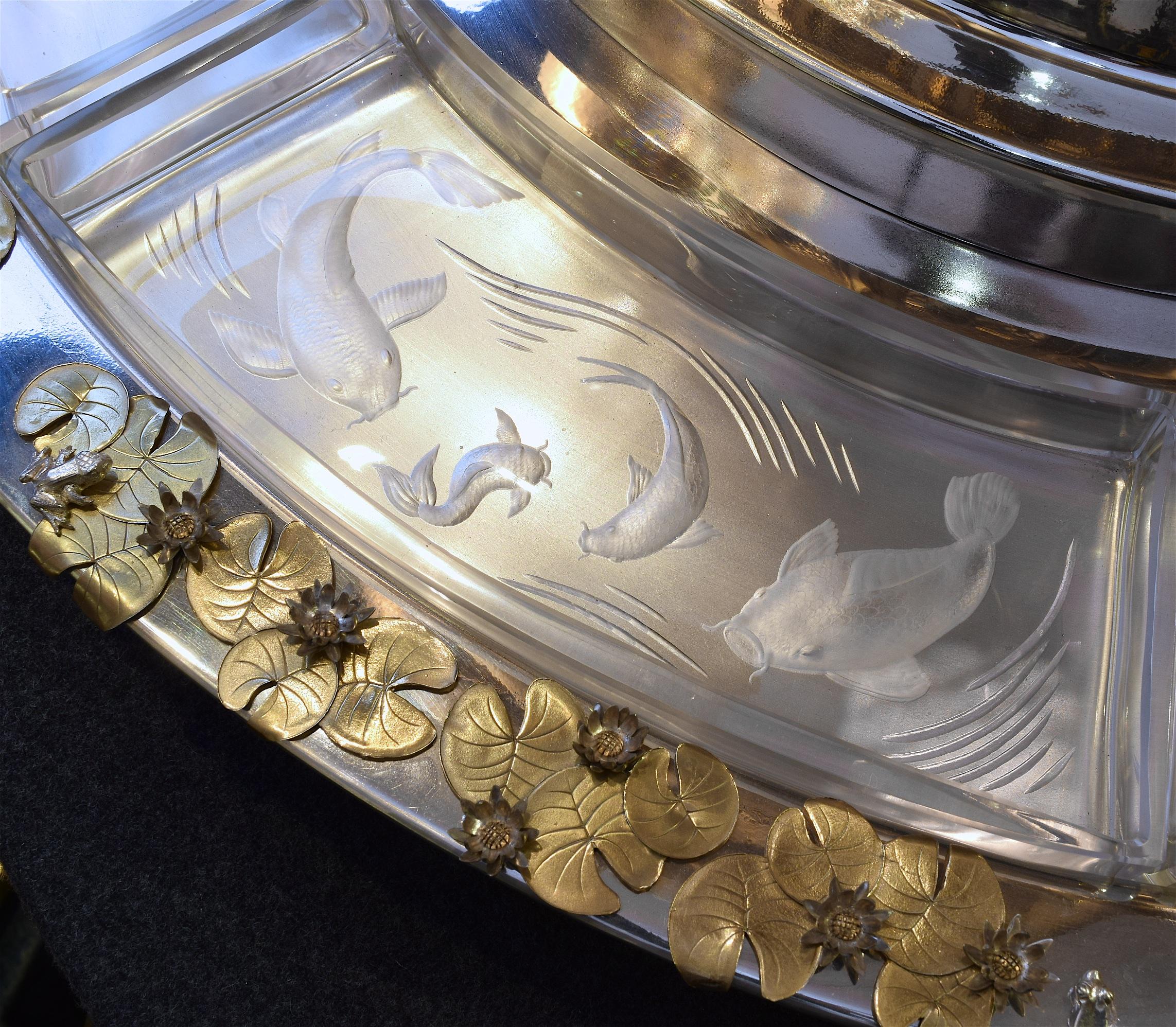 A Monumental part-gilded sterling silver and engraved glass rotating centrepiece For Sale 3