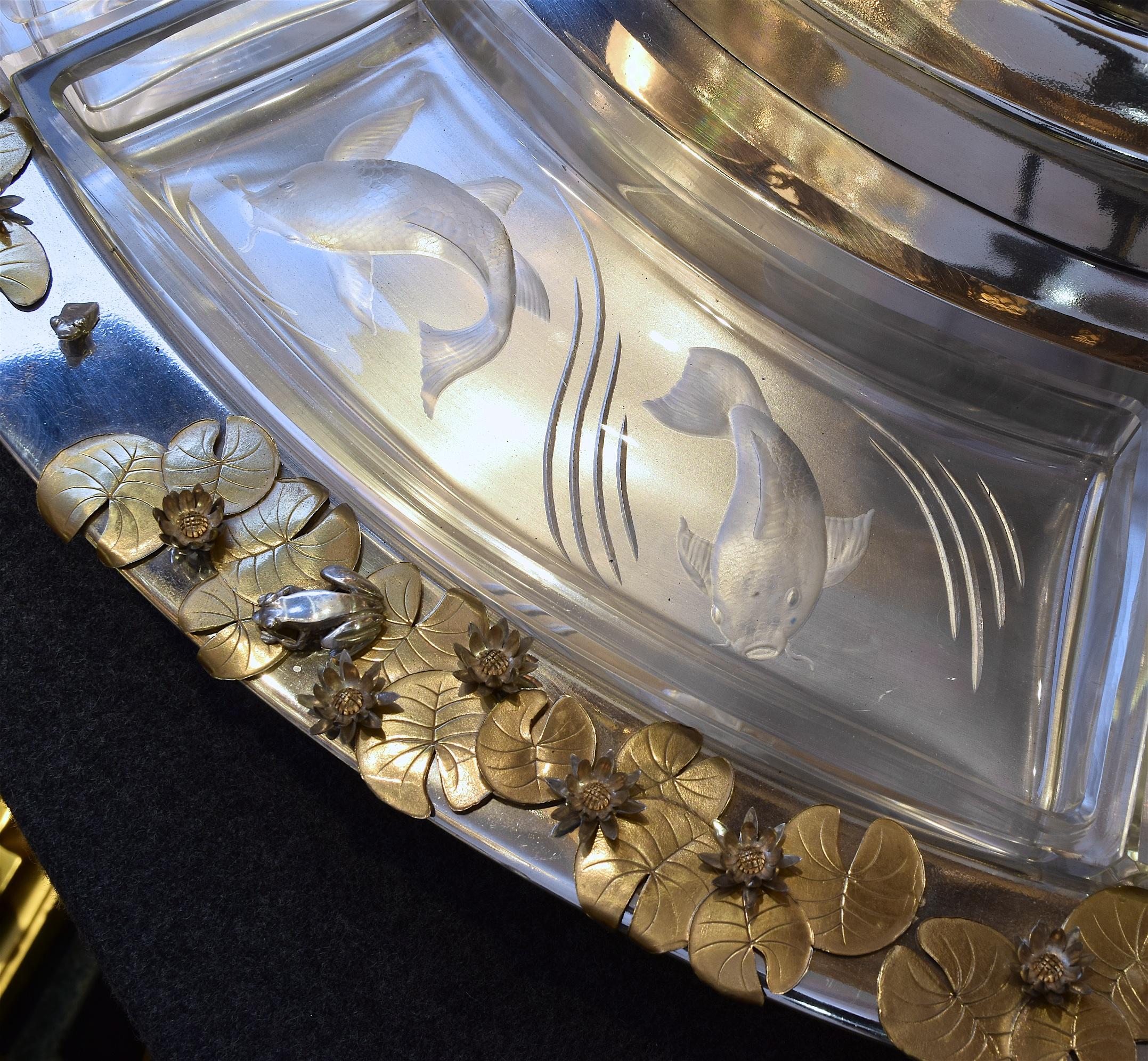 A Monumental part-gilded sterling silver and engraved glass rotating centrepiece For Sale 1