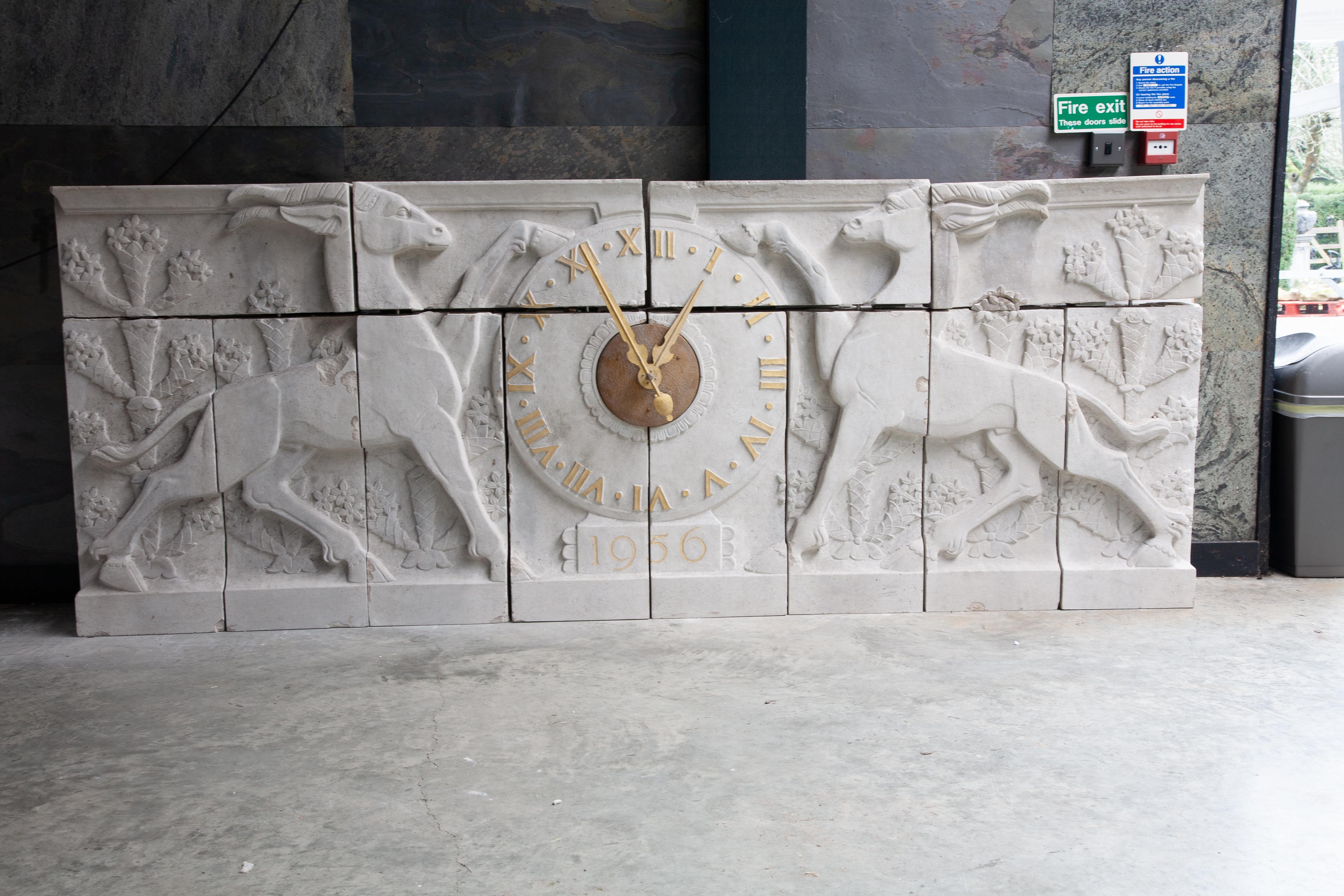 Mid-Century Modern Une horloge monumentale en pierre de Portland en vente