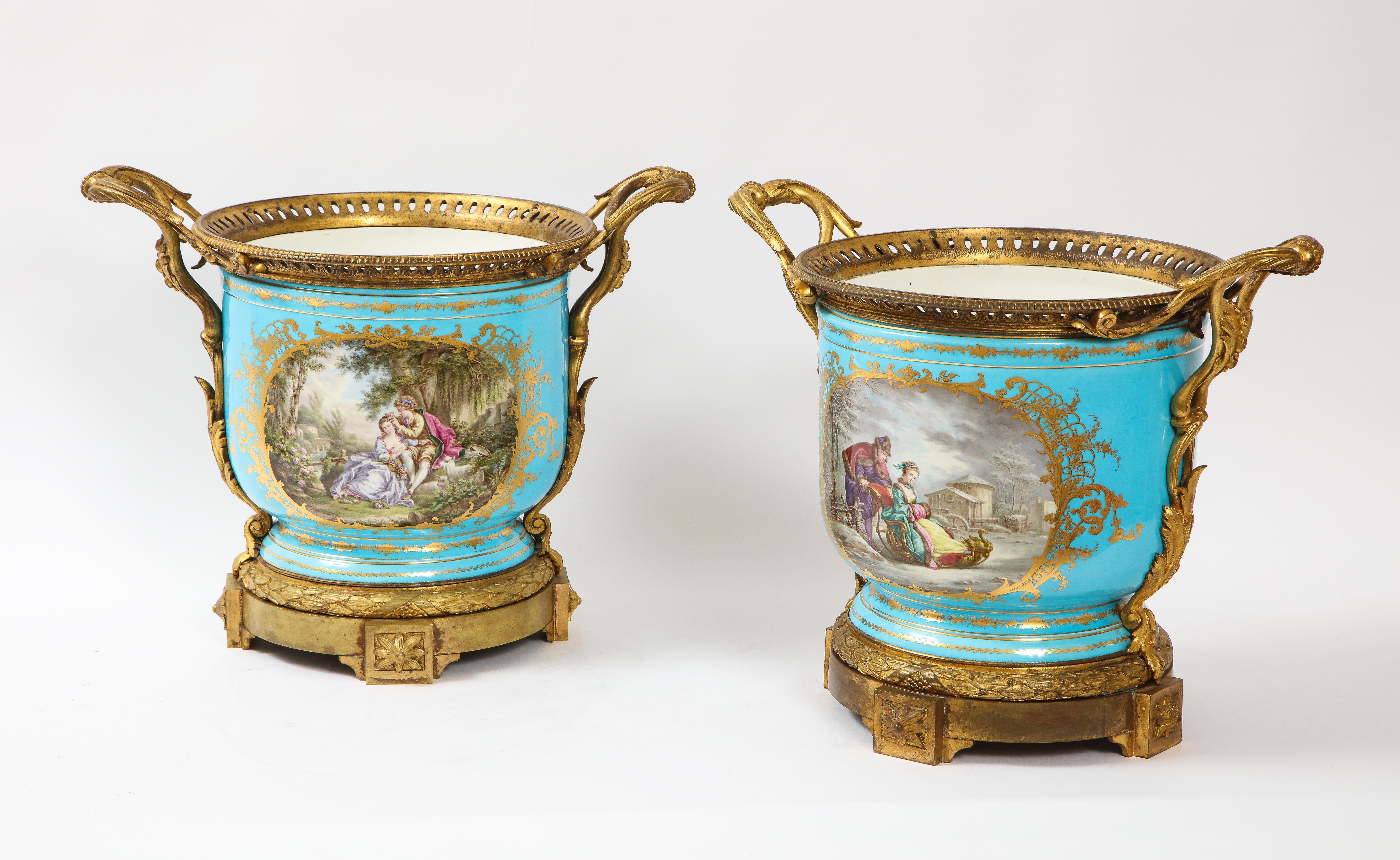 Monumentales Paar französischer Sèvres-Celeste-Porzellan-Übertöpfe des 19. (Louis XVI.) im Angebot