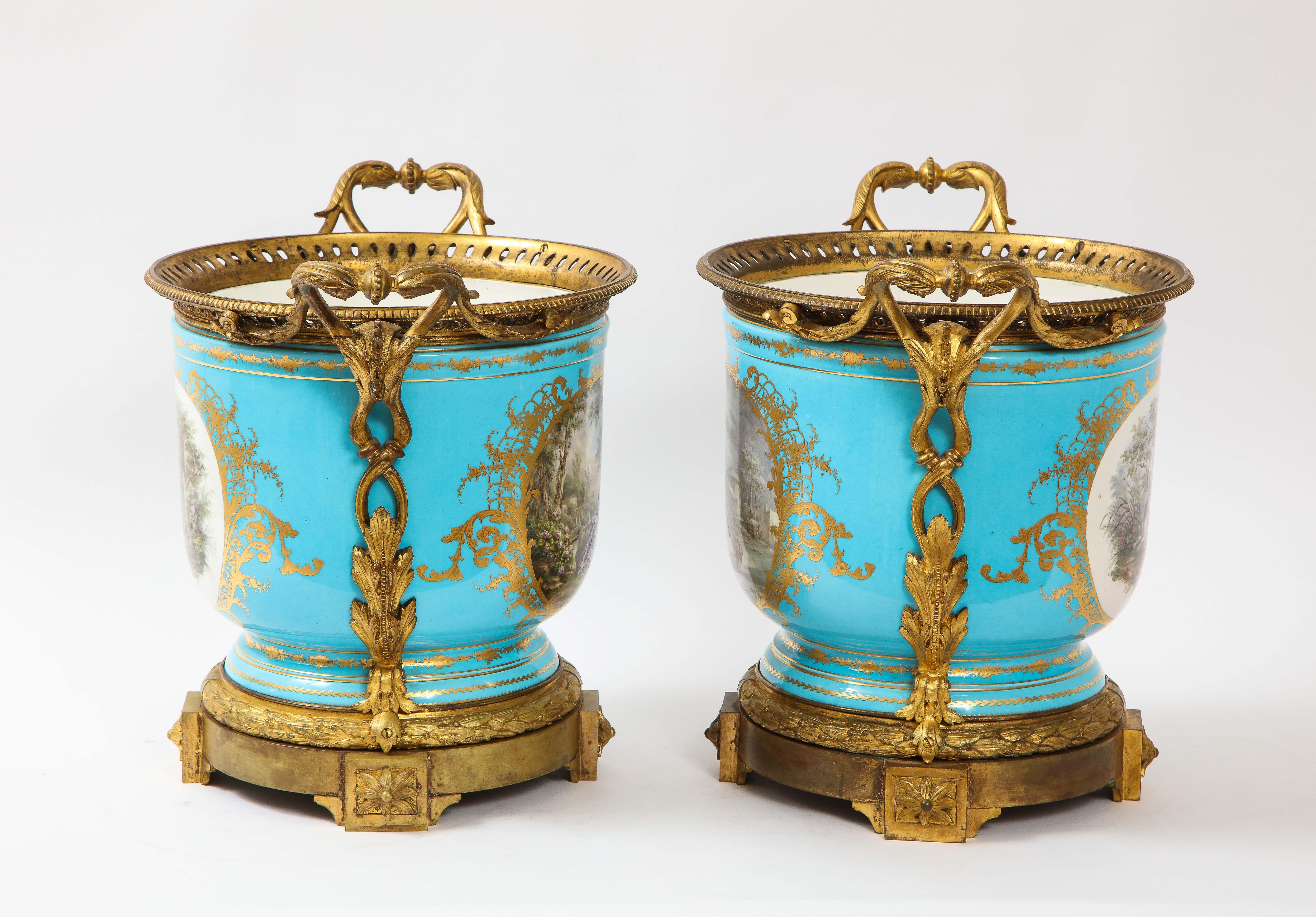 Monumentales Paar französischer Sèvres-Celeste-Porzellan-Übertöpfe des 19. (Vergoldet) im Angebot