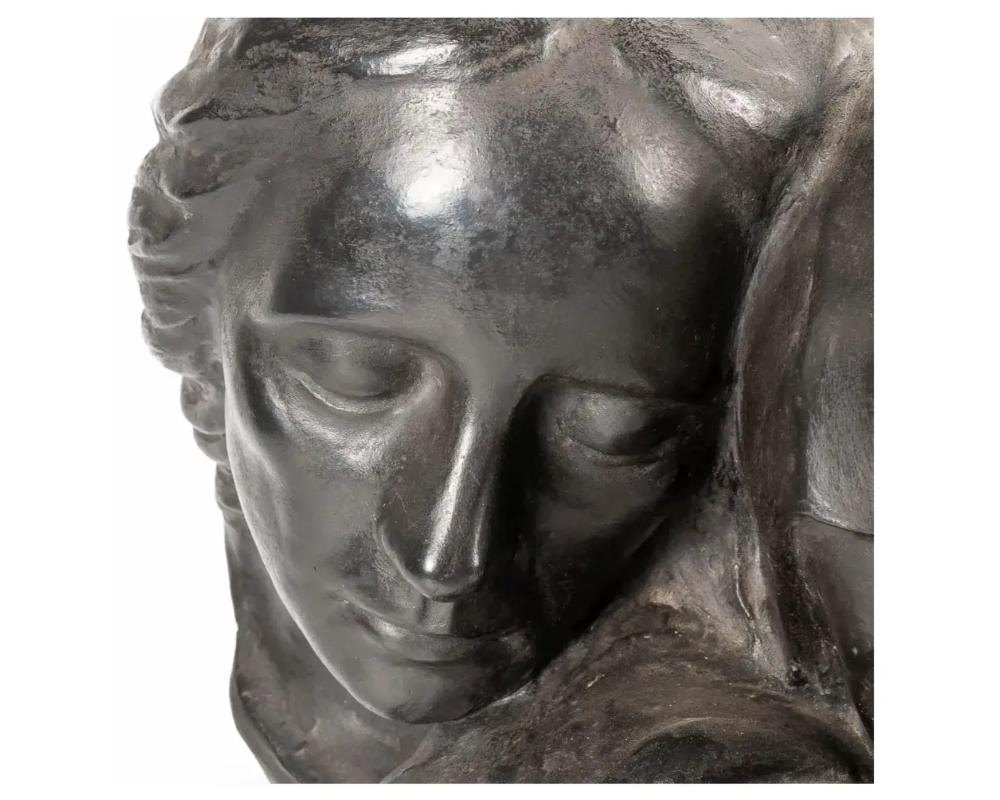 Escultura monumental de gres de la La Sagrada Familia está formada por el Niño Je en venta 4