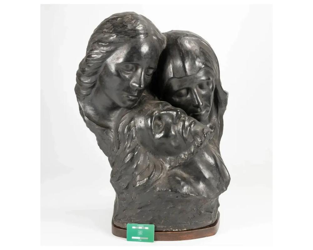 Escultura monumental de gres de la La Sagrada Familia está formada por el Niño Je Desconocido en venta