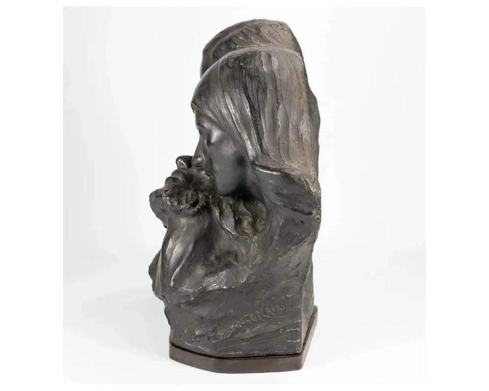 Escultura monumental de gres de la La Sagrada Familia está formada por el Niño Je siglo XIX en venta