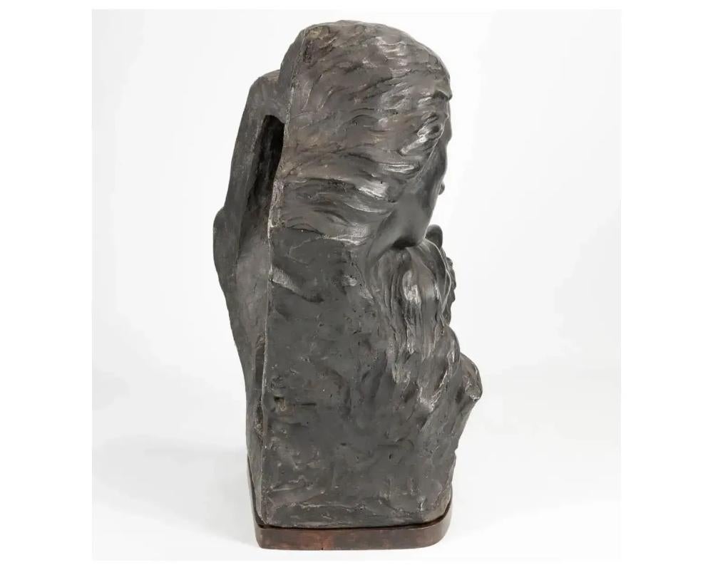 Escultura monumental de gres de la La Sagrada Familia está formada por el Niño Je Gres en venta
