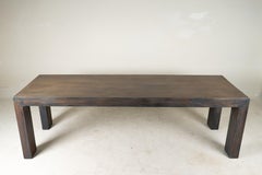 Una mesa de comedor monumental de madera de teca