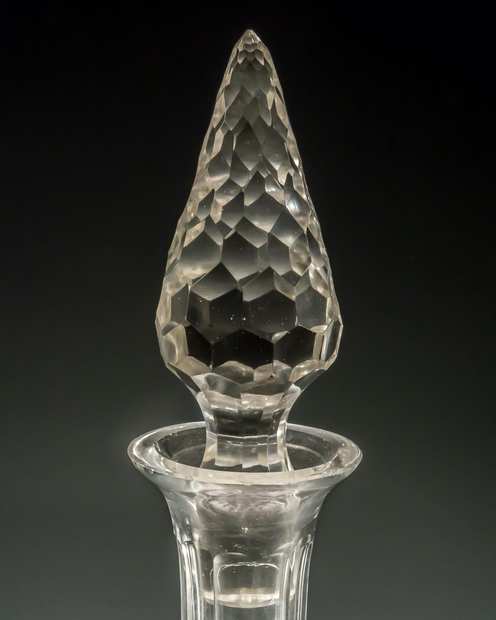 Un monumentale decanter vittoriano in rehoboam con taglio a chiocciola su un piedistallo a stella.
Misure: Altezza 68 cm (26 3/4