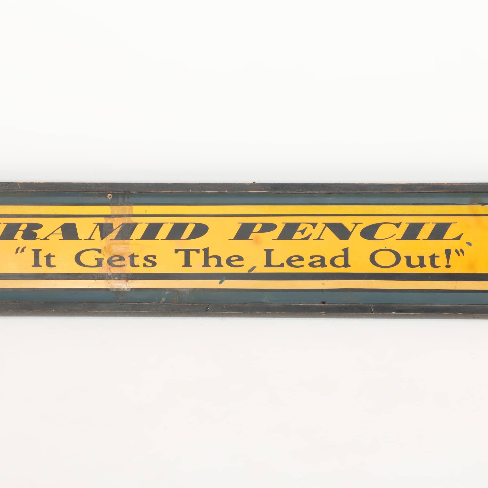 Ein monumentales Holzhandelsschild der Pyramiden-Bleistiftfirma im Vintage-Stil. (Volkskunst) im Angebot