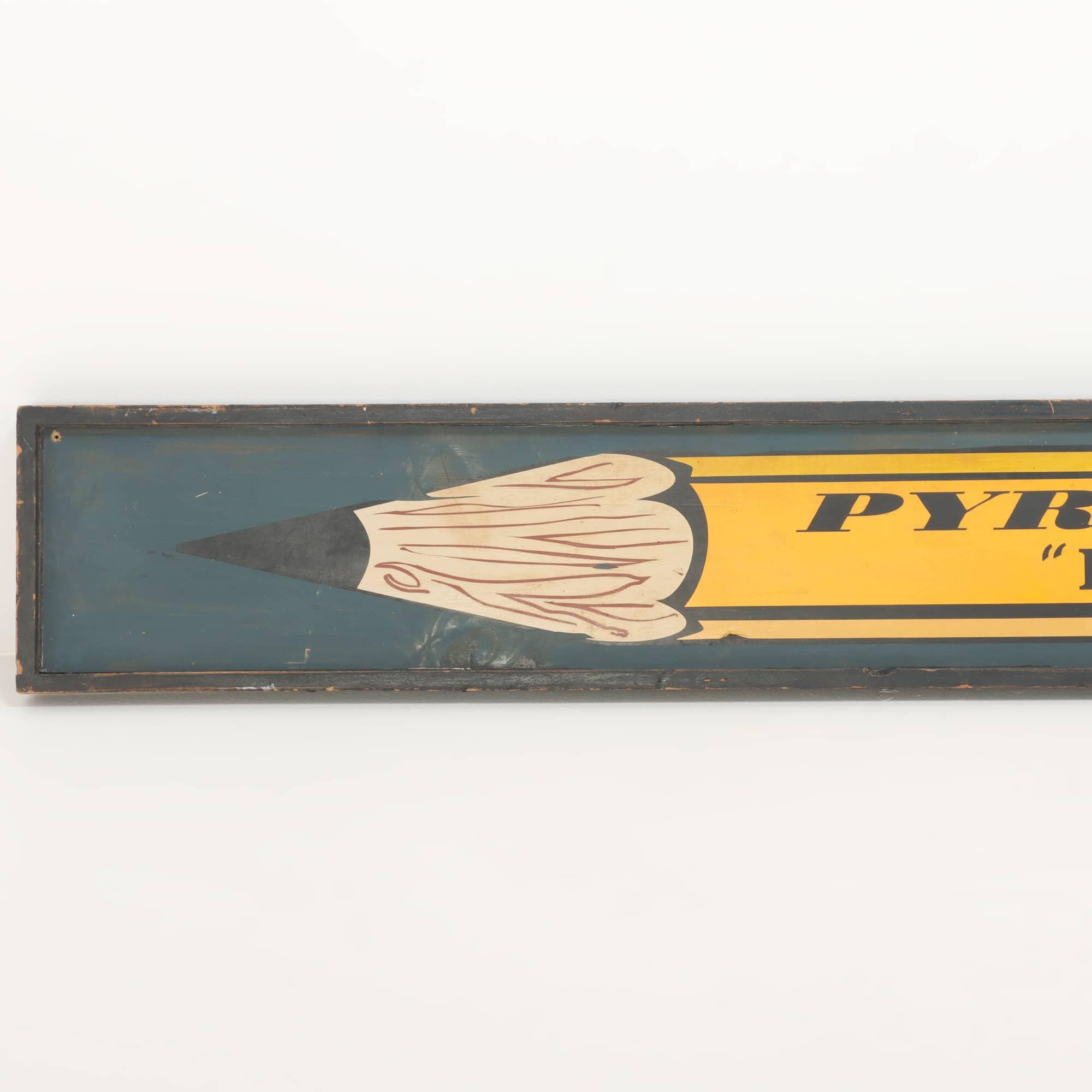 Ein monumentales Holzhandelsschild der Pyramiden-Bleistiftfirma im Vintage-Stil. (amerikanisch) im Angebot