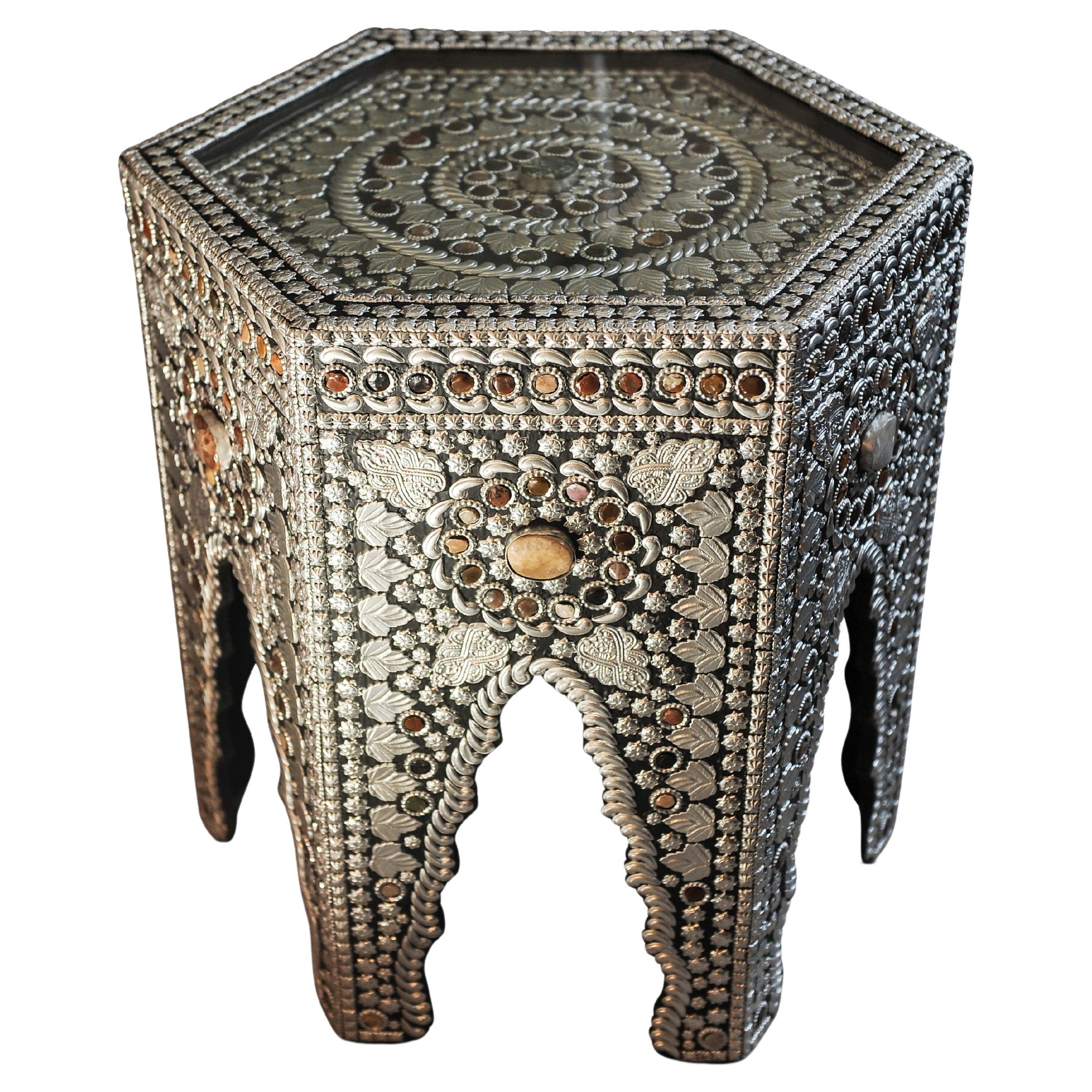 Table à thé hexagonale émaillée de conception mauresque avec des pierres semi-précieuses