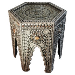 Sechseckiger glasierter Teetisch im maurischen Design mit Halbedelsteinen.