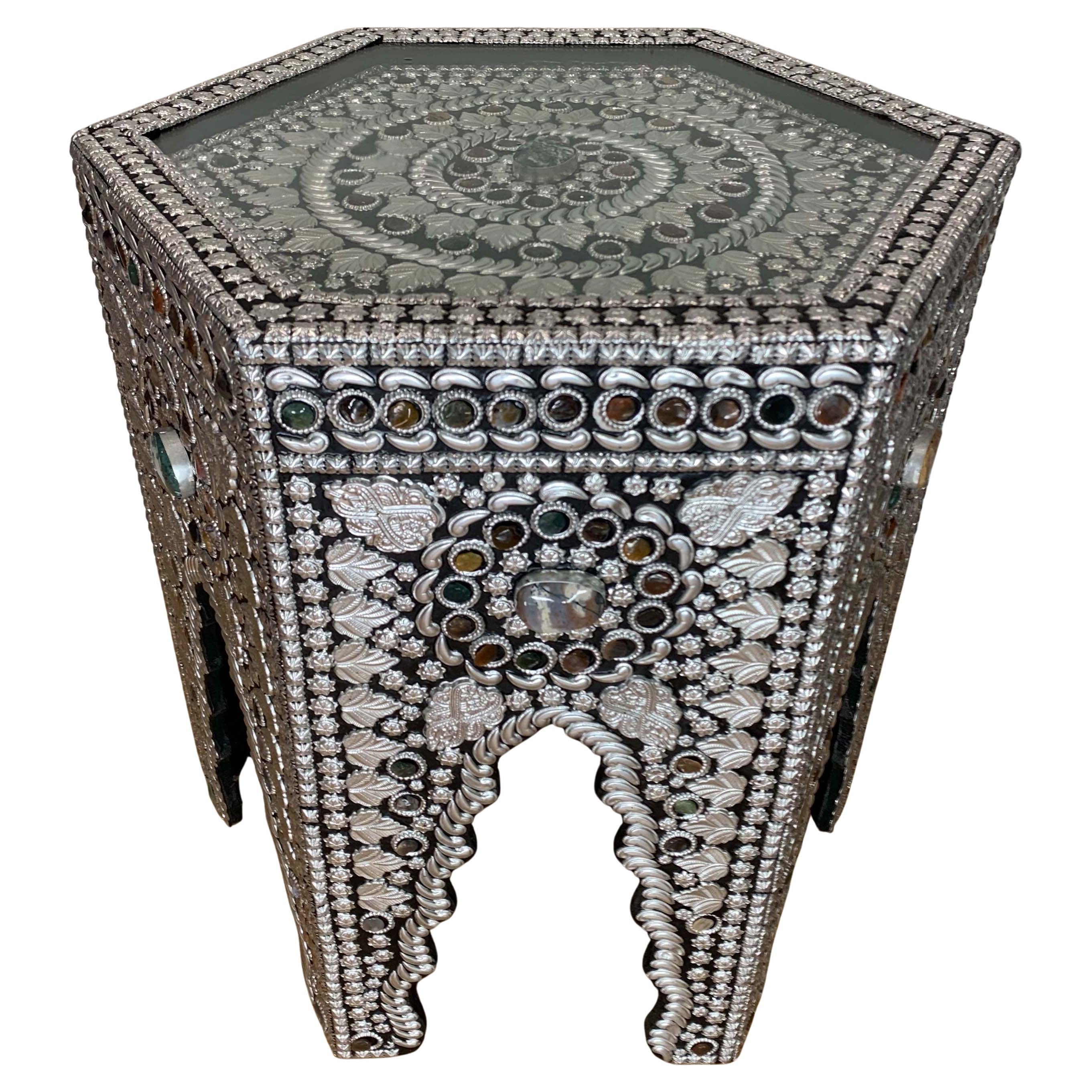 Table basse décorative hexagonale émaillée au design mauresque, fabriquée à la main et ornée de pierres semi-précieuses d'Asie
