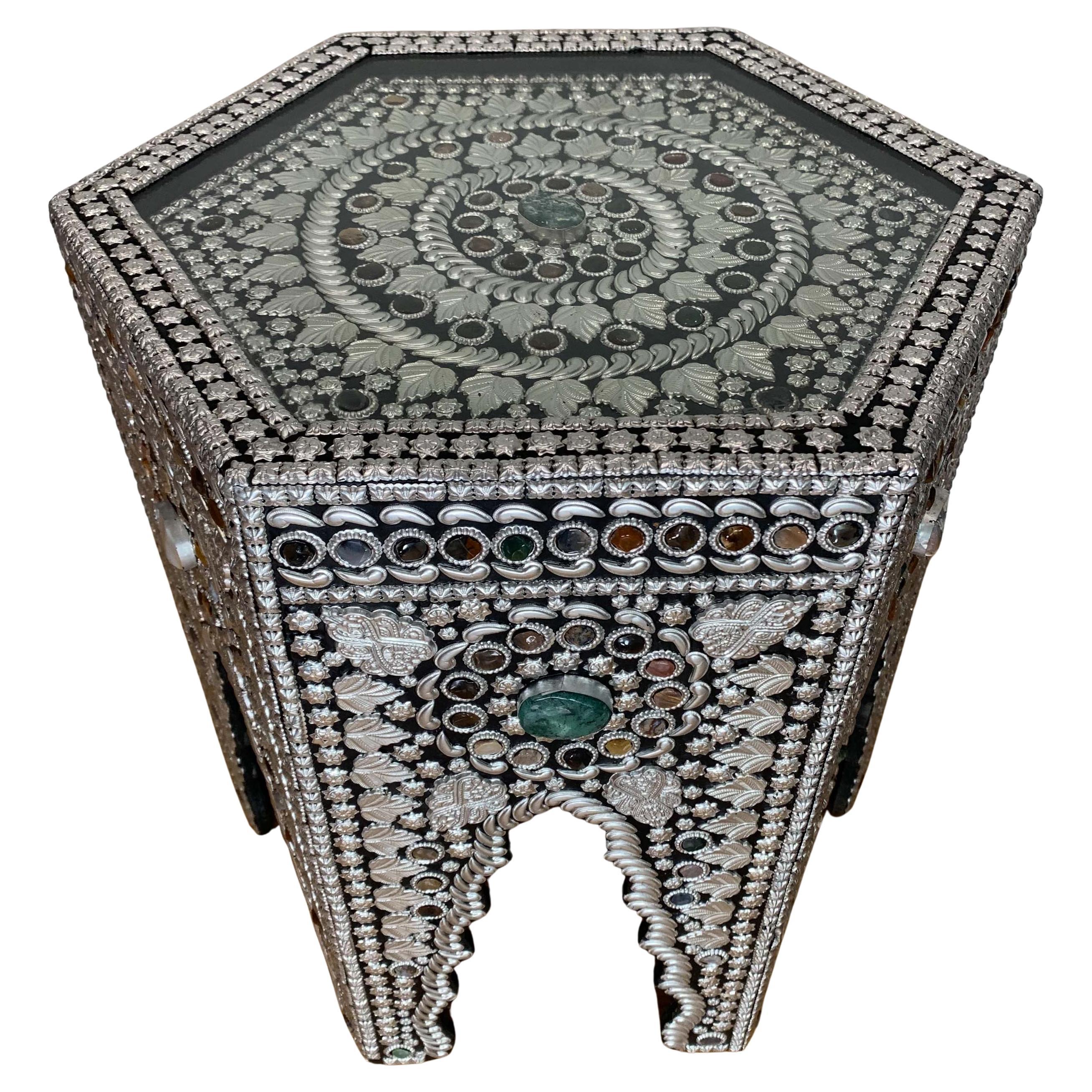 Asiatique Table à thé hexagonale émaillée de conception mauresque avec des pierres semi-précieuses en vente