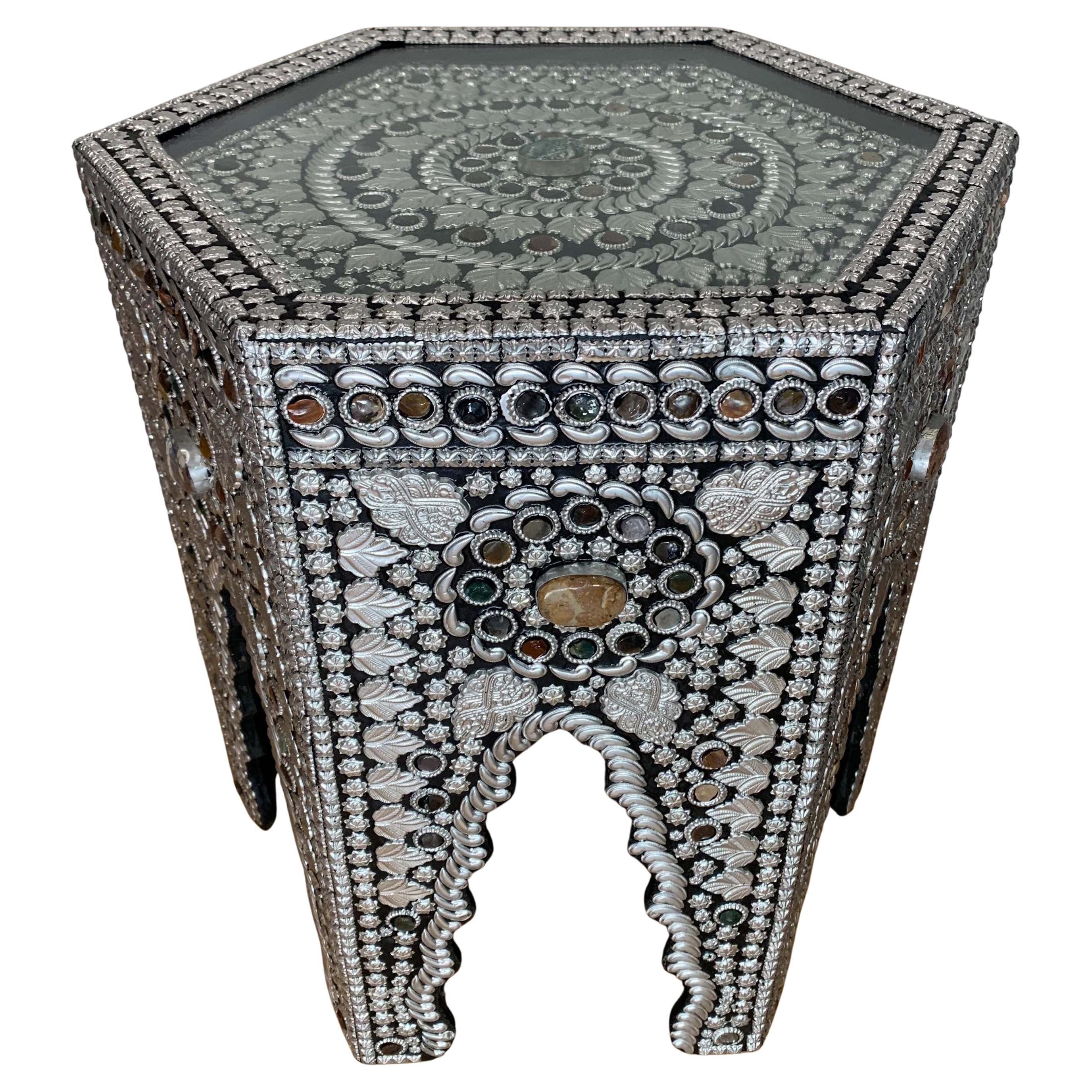 Table à thé hexagonale émaillée de conception mauresque avec des pierres semi-précieuses Bon état - En vente à Reading, Berkshire