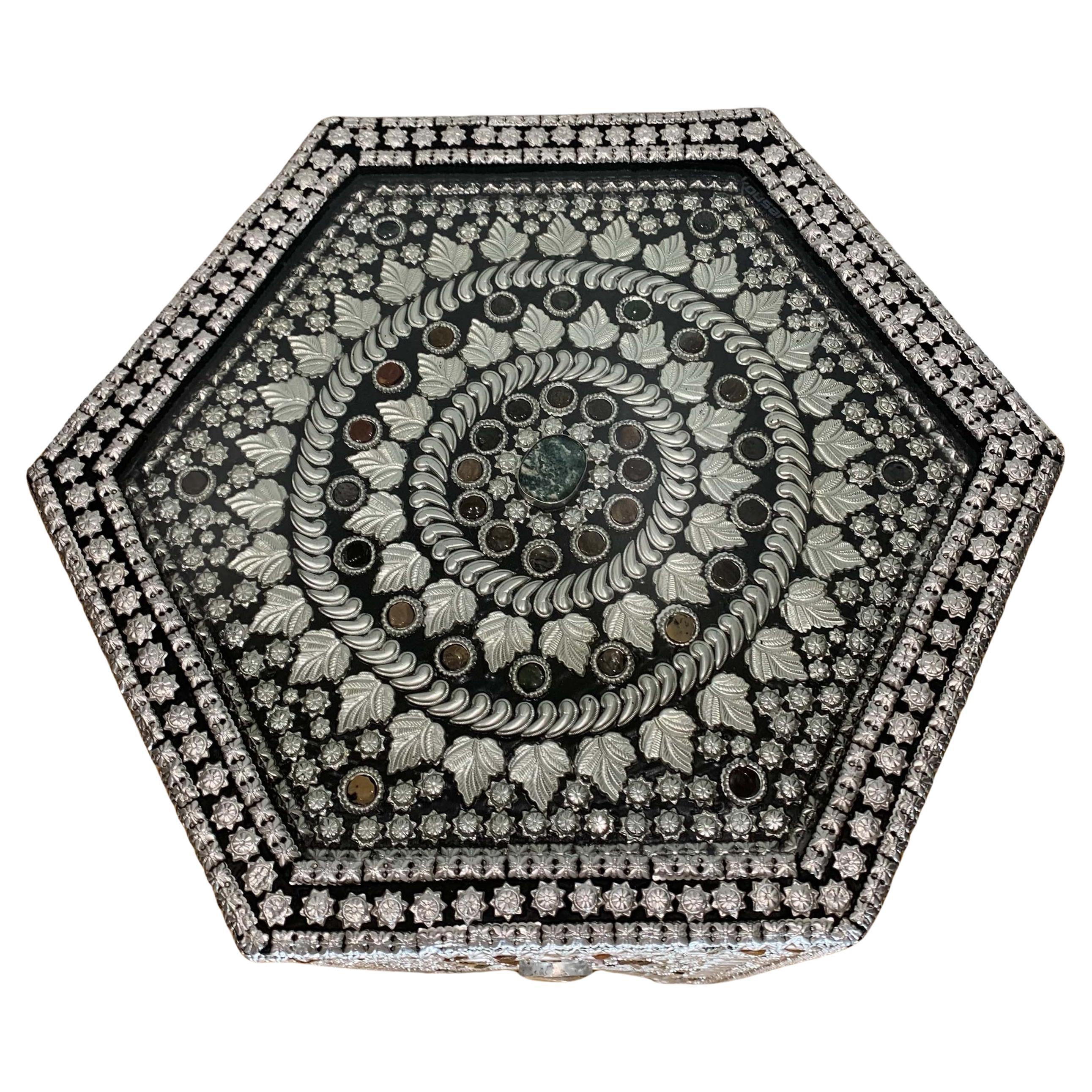 20ième siècle Table à thé hexagonale émaillée de conception mauresque avec des pierres semi-précieuses en vente