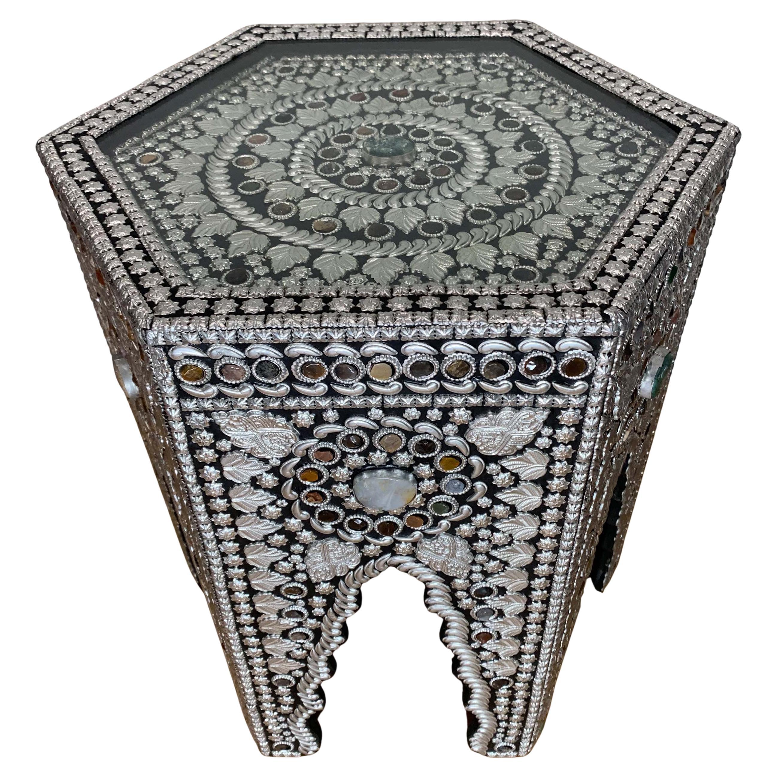 Métal Table à thé hexagonale émaillée de conception mauresque avec des pierres semi-précieuses en vente