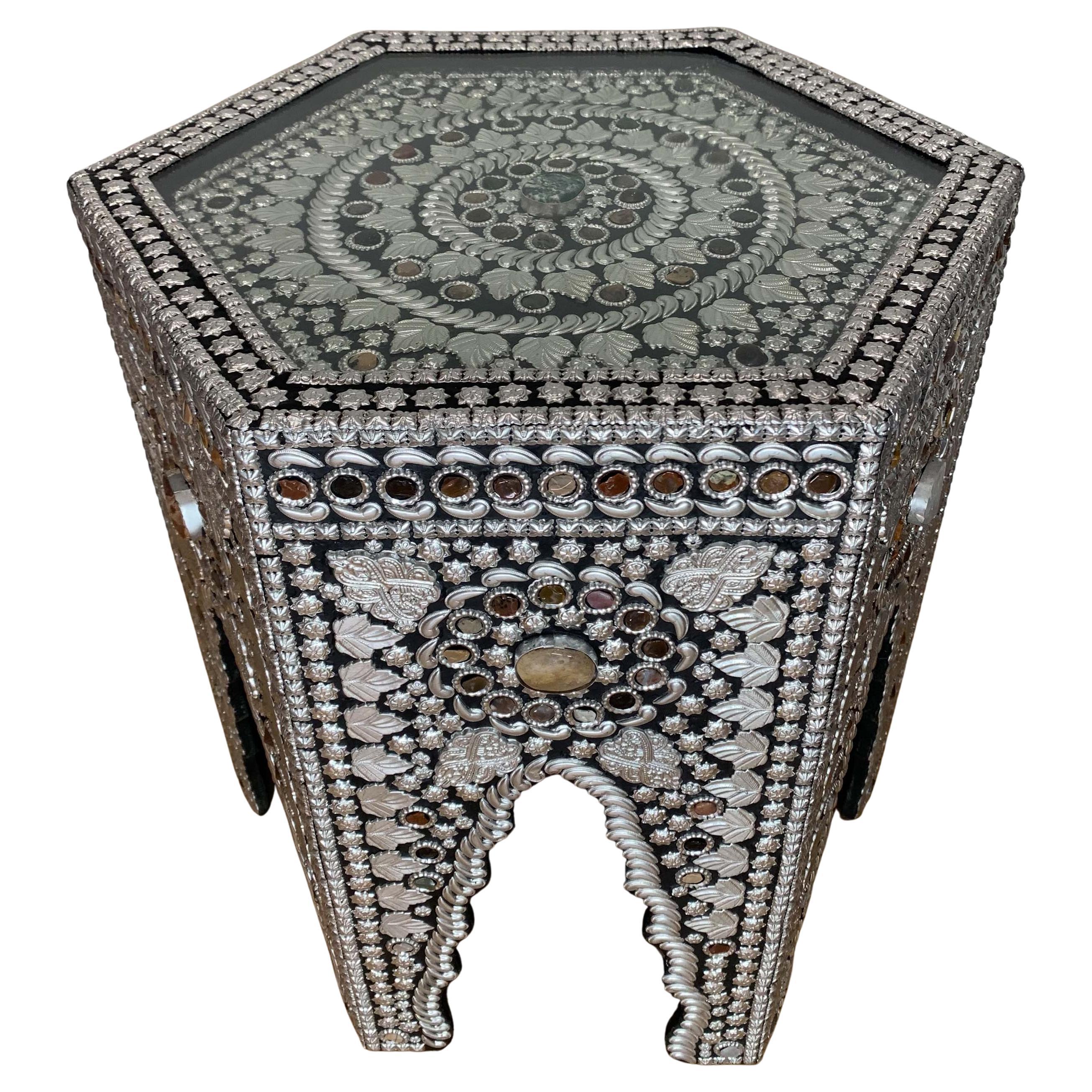 Table à thé hexagonale émaillée de conception mauresque avec des pierres semi-précieuses en vente 1
