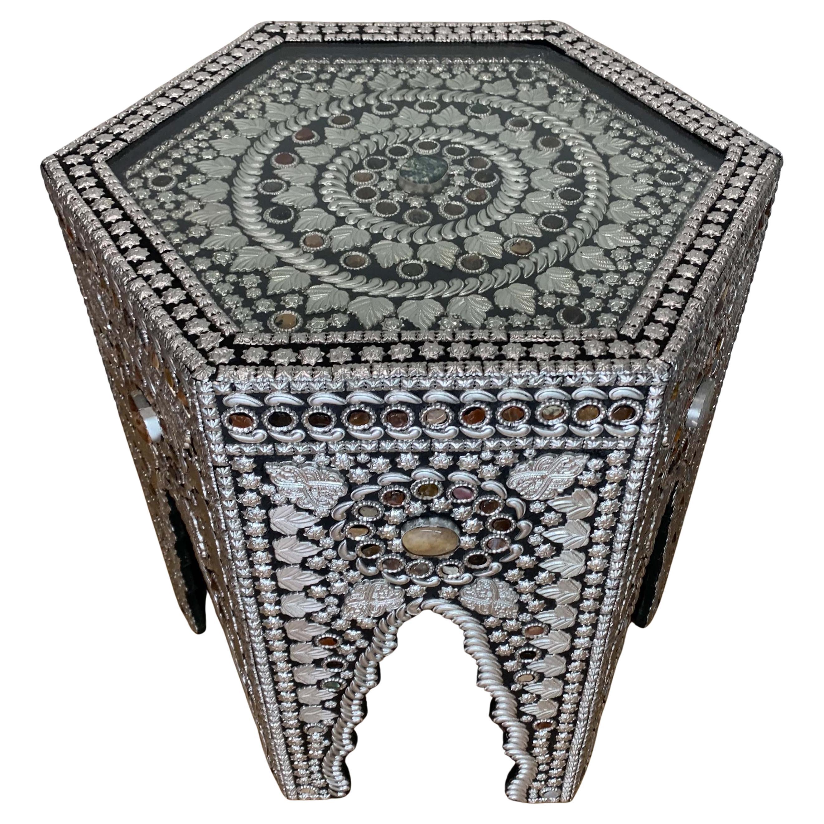 Table à thé hexagonale émaillée de conception mauresque avec des pierres semi-précieuses en vente 2