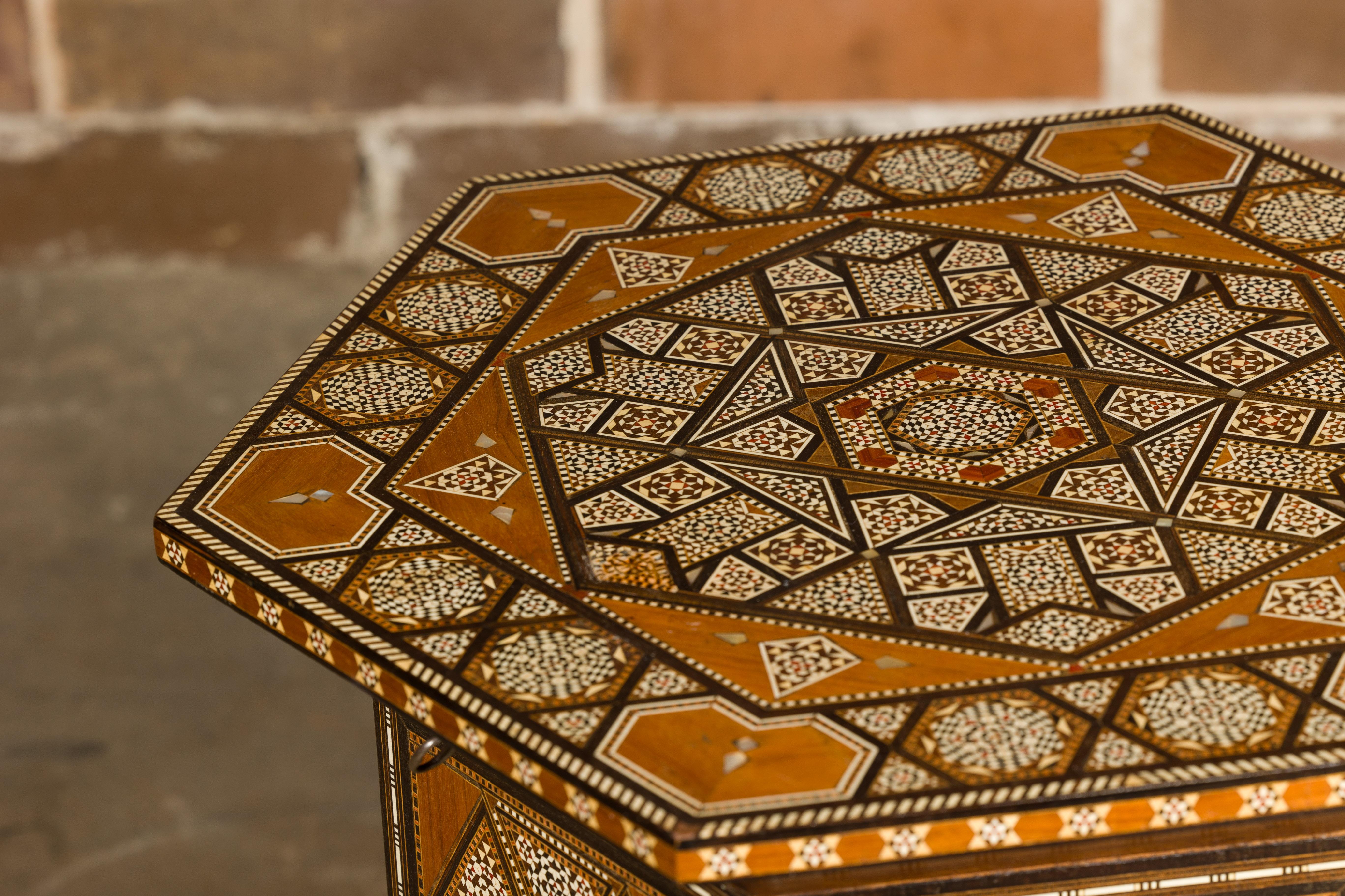 Table à boissons marocaine de style mauresque des années 1920 avec incrustation d'os et plateau élévateur en vente 3