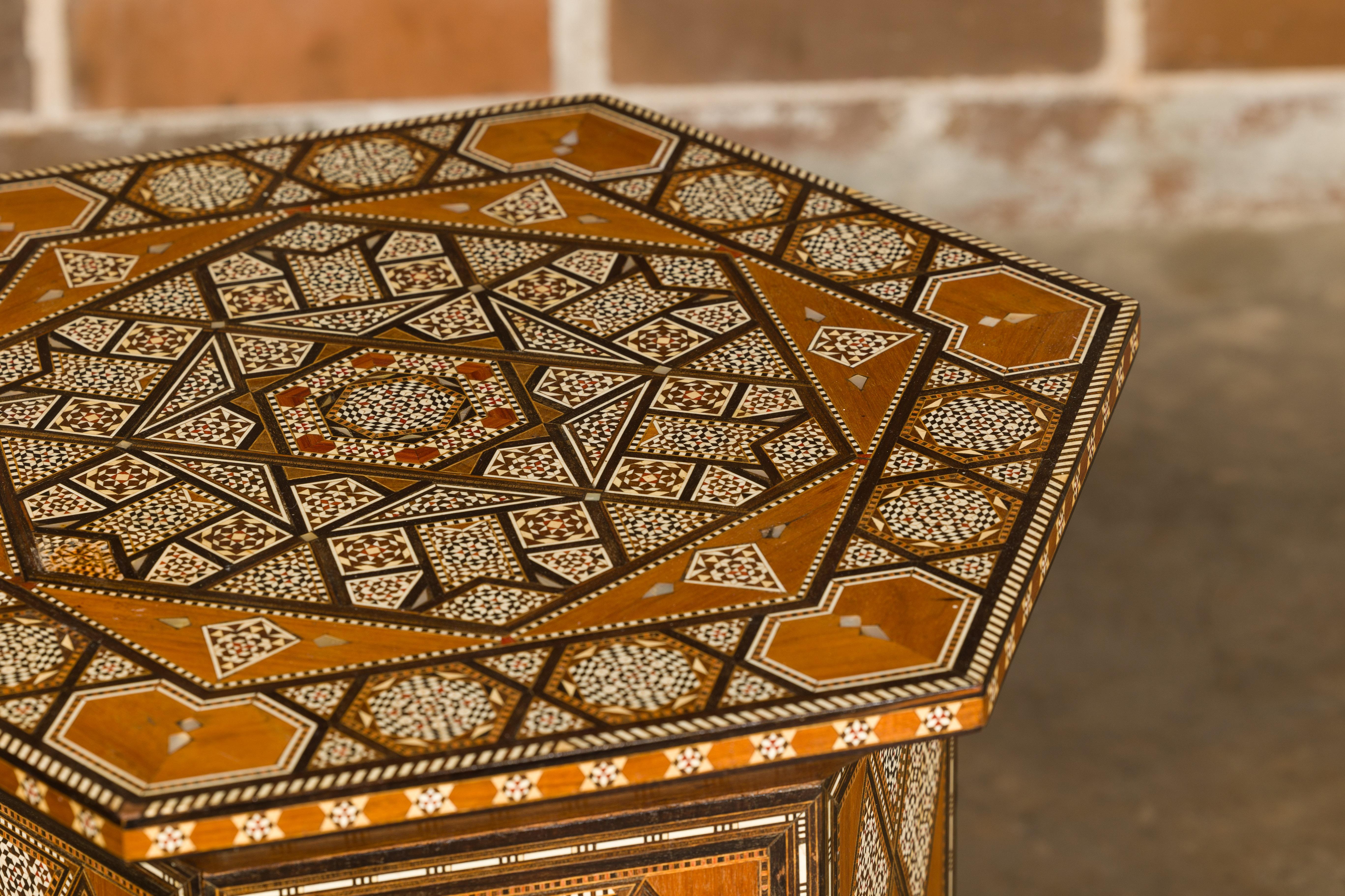 Table à boissons marocaine de style mauresque des années 1920 avec incrustation d'os et plateau élévateur en vente 4