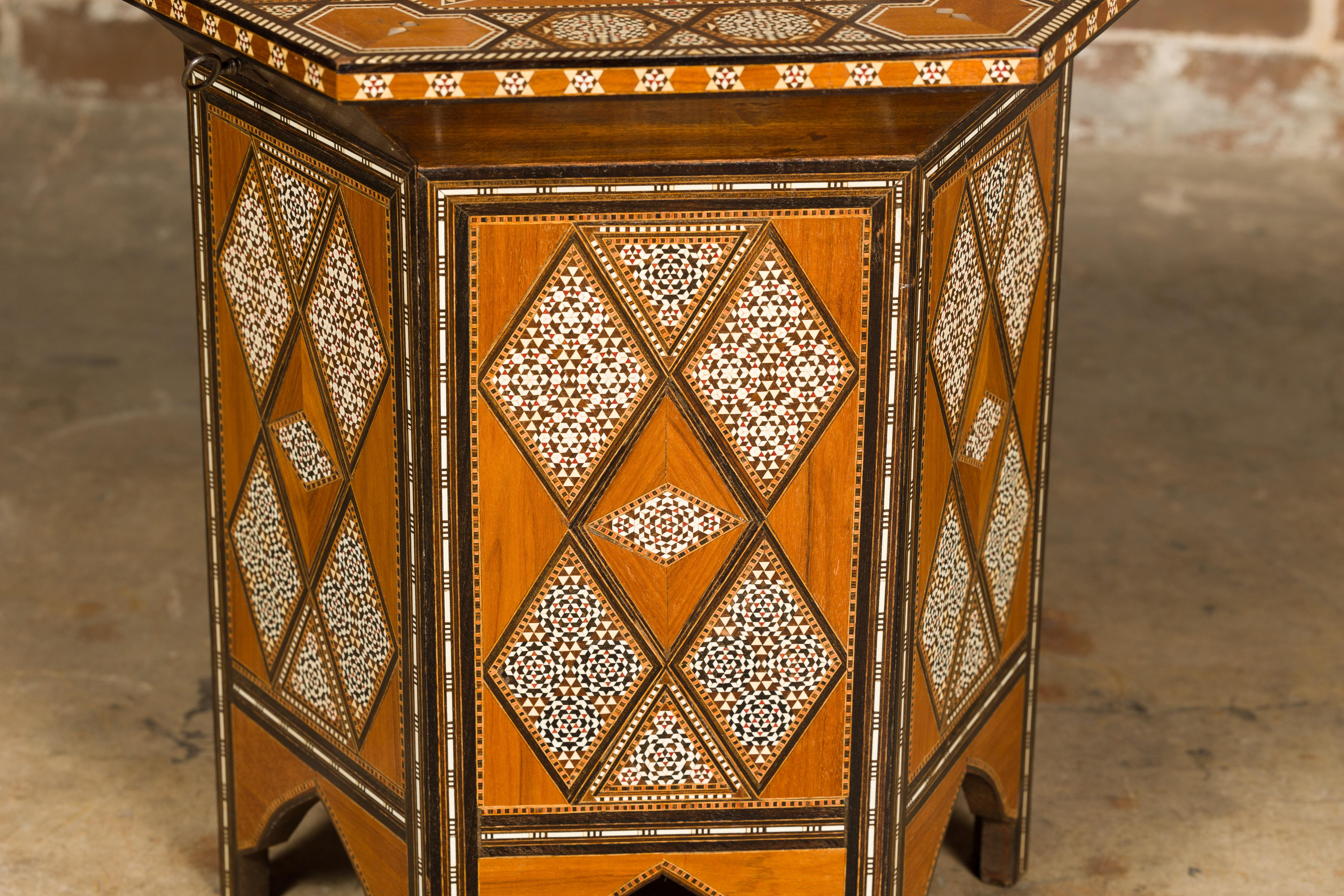 Table à boissons marocaine de style mauresque des années 1920 avec incrustation d'os et plateau élévateur en vente 5