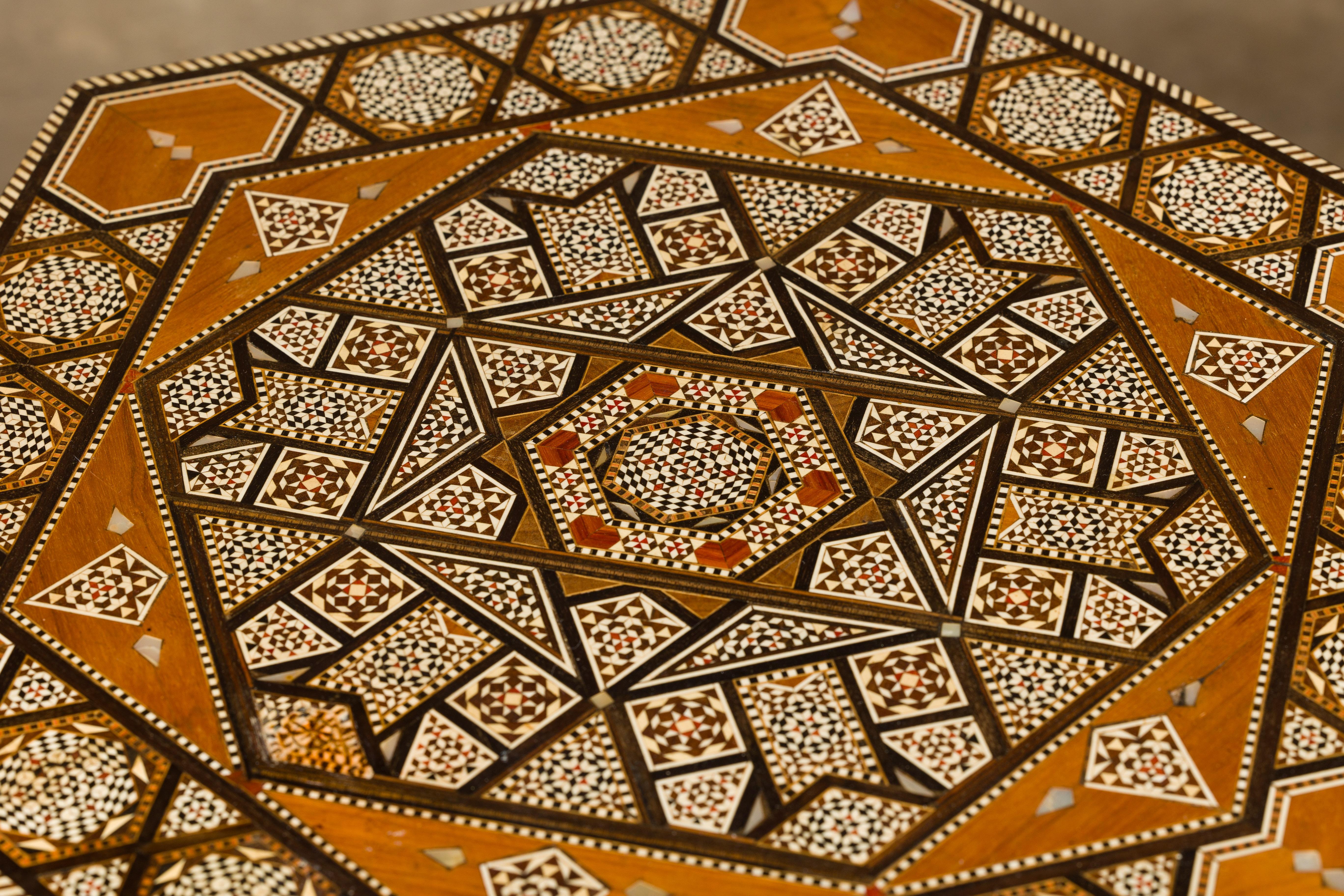 Table à boissons marocaine de style mauresque des années 1920 avec incrustation d'os et plateau élévateur en vente 6