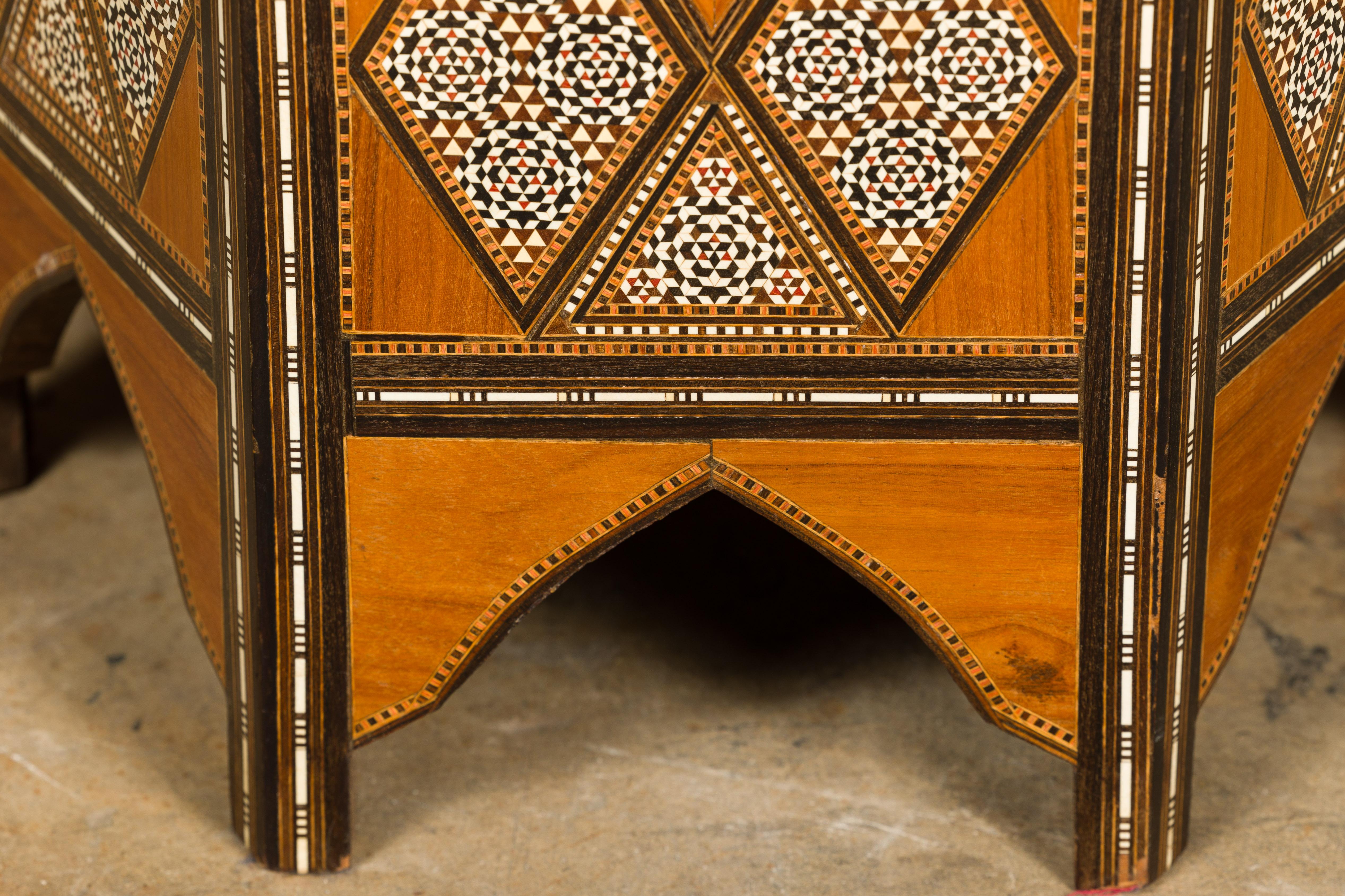Table à boissons marocaine de style mauresque des années 1920 avec incrustation d'os et plateau élévateur en vente 8