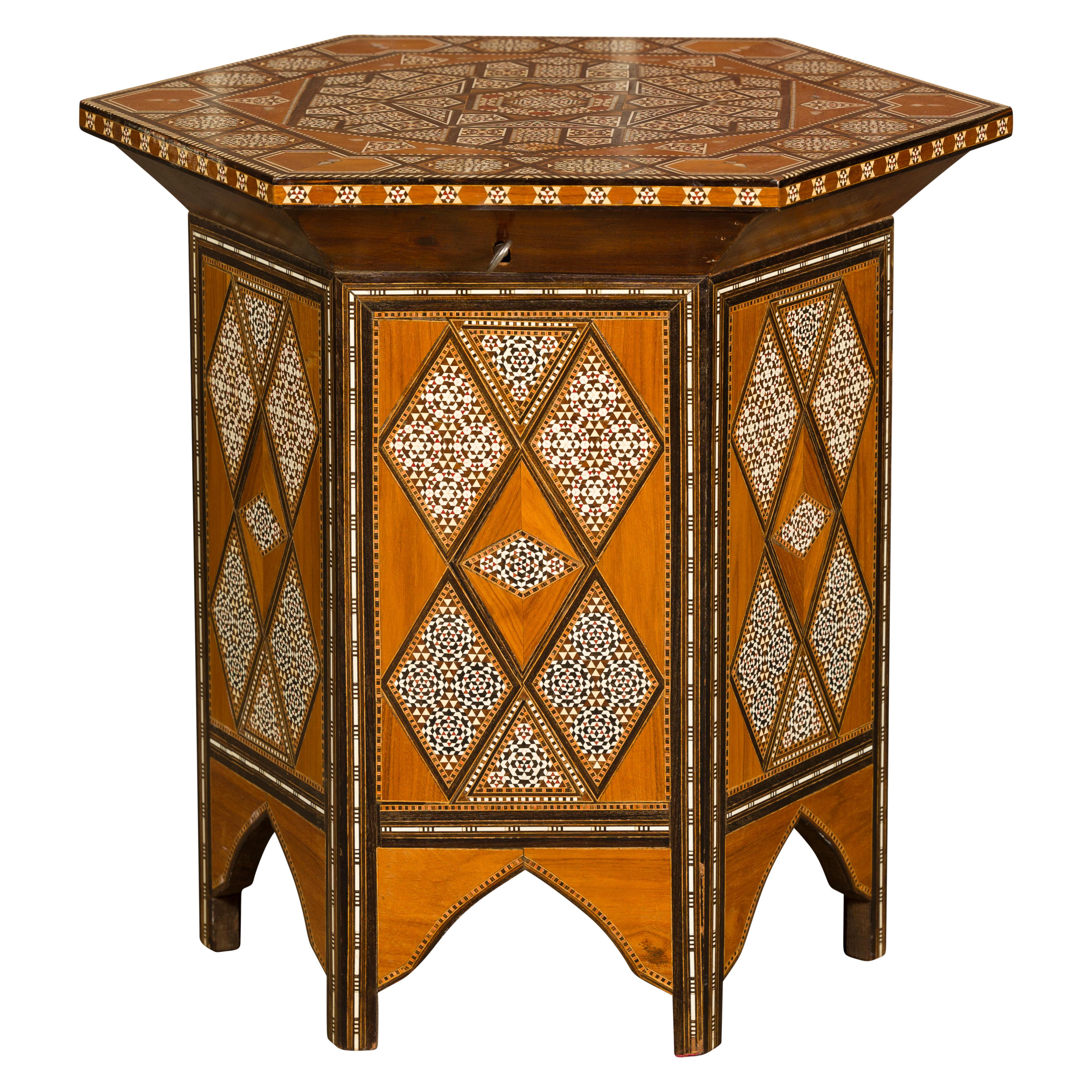 Table à boissons marocaine de style mauresque des années 1920 avec incrustation d'os et plateau élévateur en vente 9