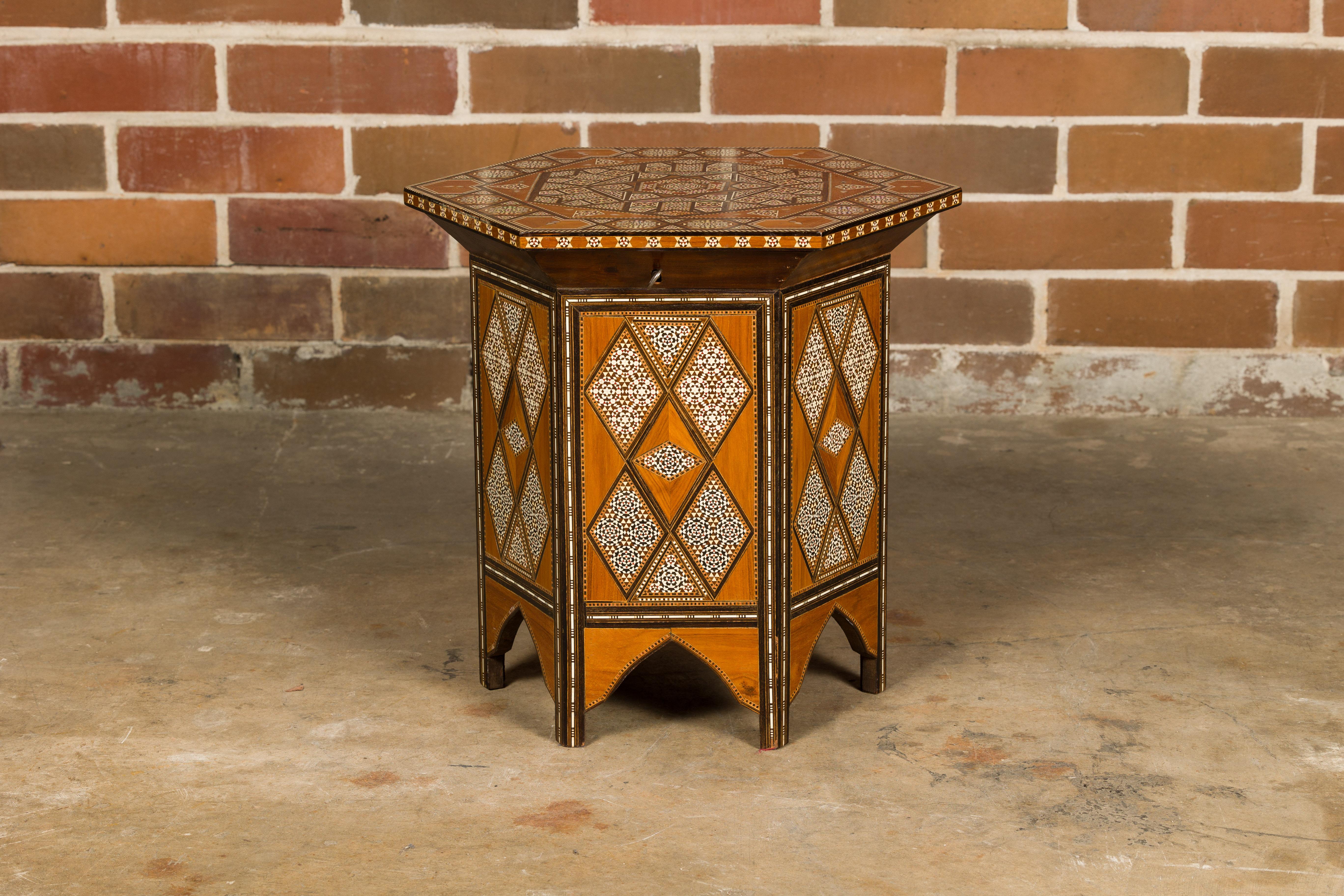 Table à boissons marocaine de style mauresque, datant d'environ 1920, avec d'abondantes incrustations géométriques en os et un plateau élévateur. Cette exquise table à boissons marocaine de style mauresque, datant d'environ 1920, est un véritable
