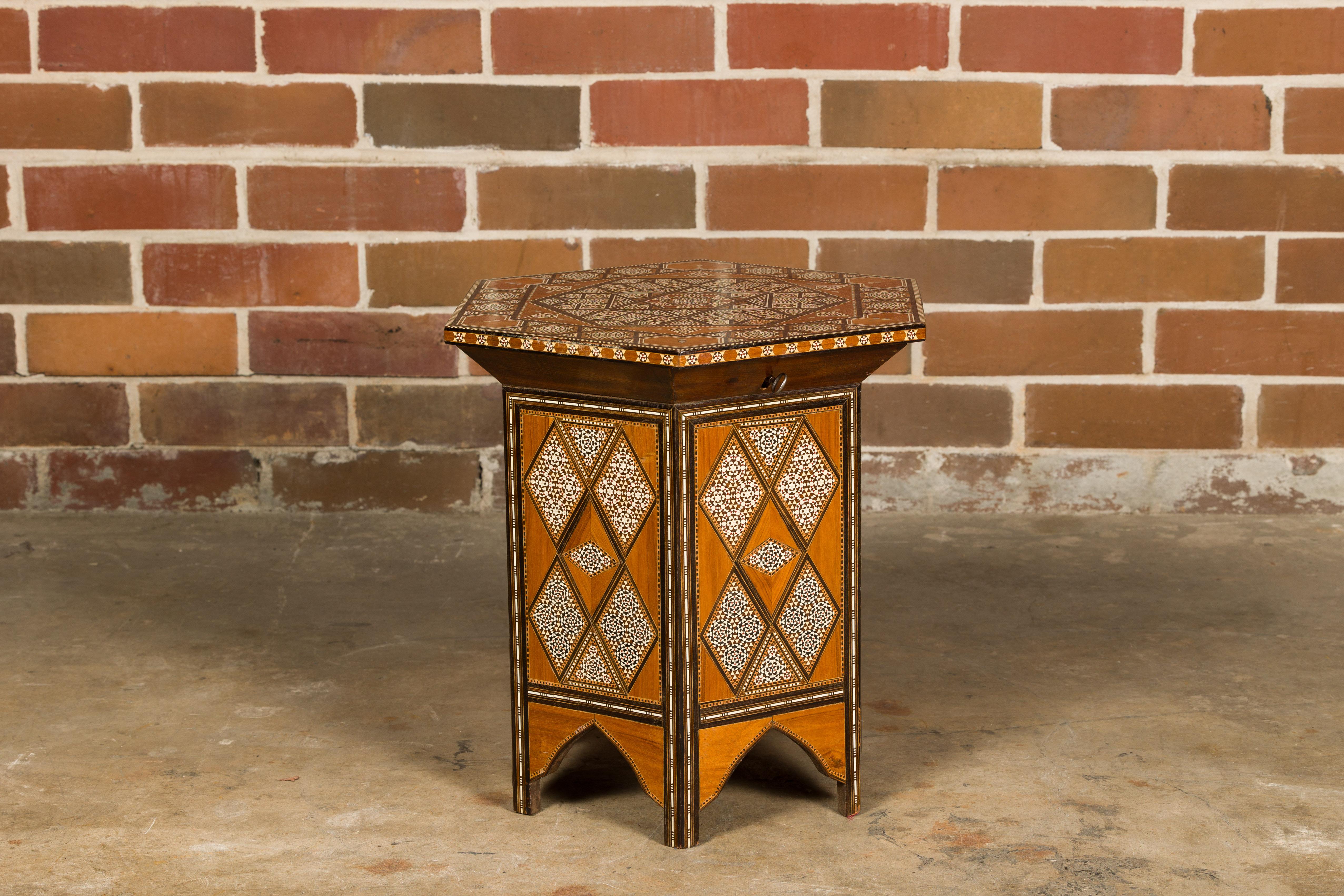 Table à boissons marocaine de style mauresque des années 1920 avec incrustation d'os et plateau élévateur Bon état - En vente à Atlanta, GA
