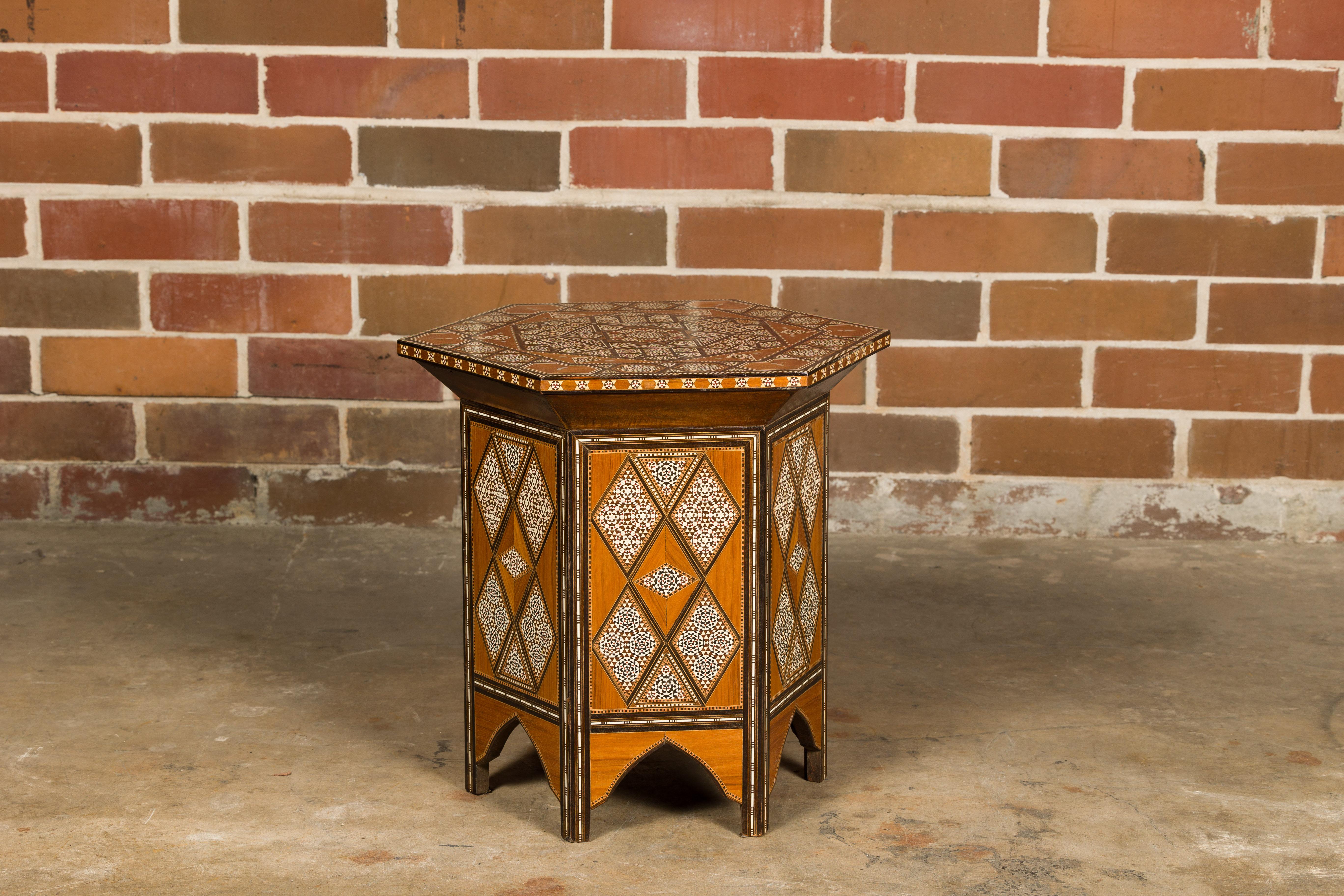 20ième siècle Table à boissons marocaine de style mauresque des années 1920 avec incrustation d'os et plateau élévateur en vente