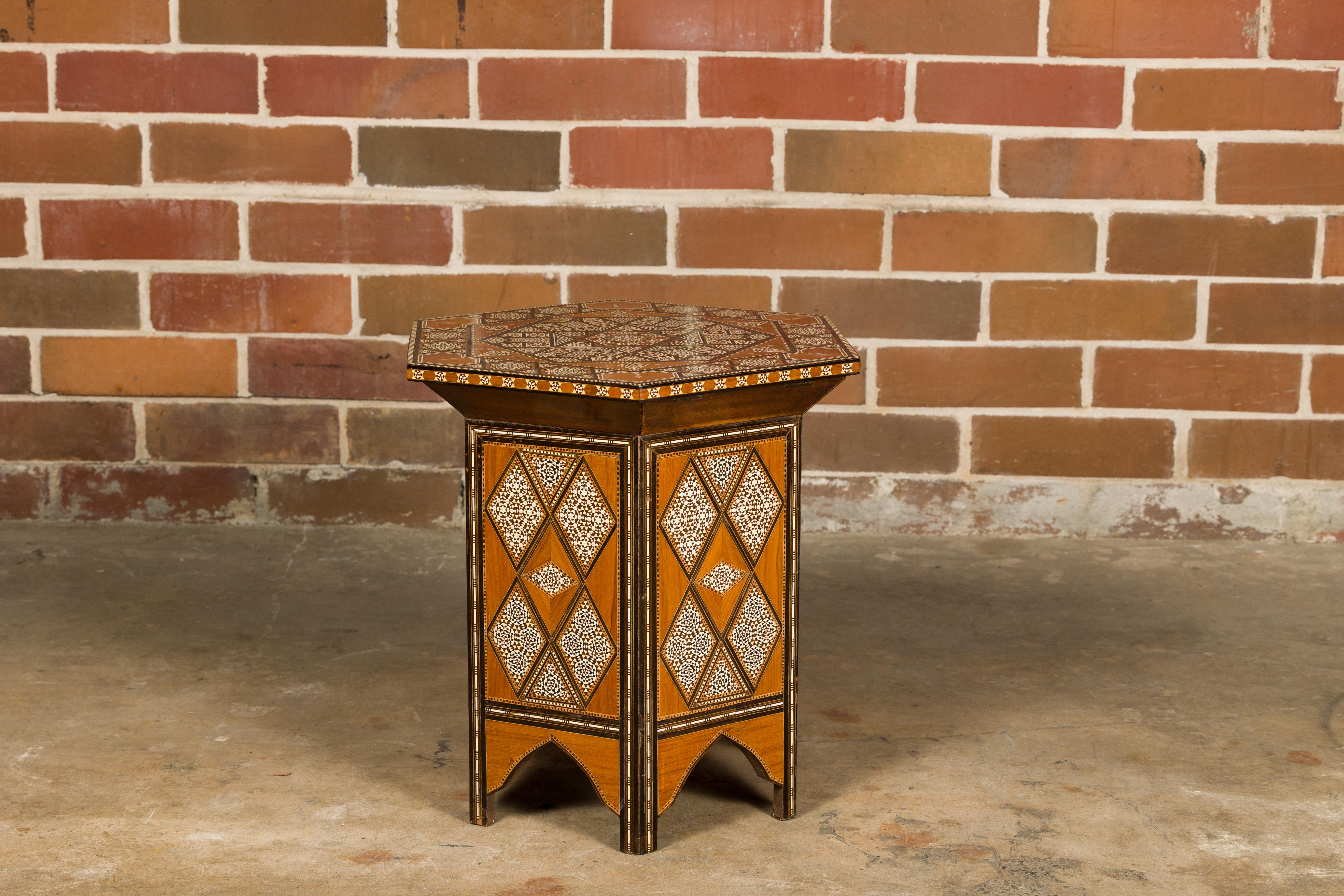Os Table à boissons marocaine de style mauresque des années 1920 avec incrustation d'os et plateau élévateur en vente