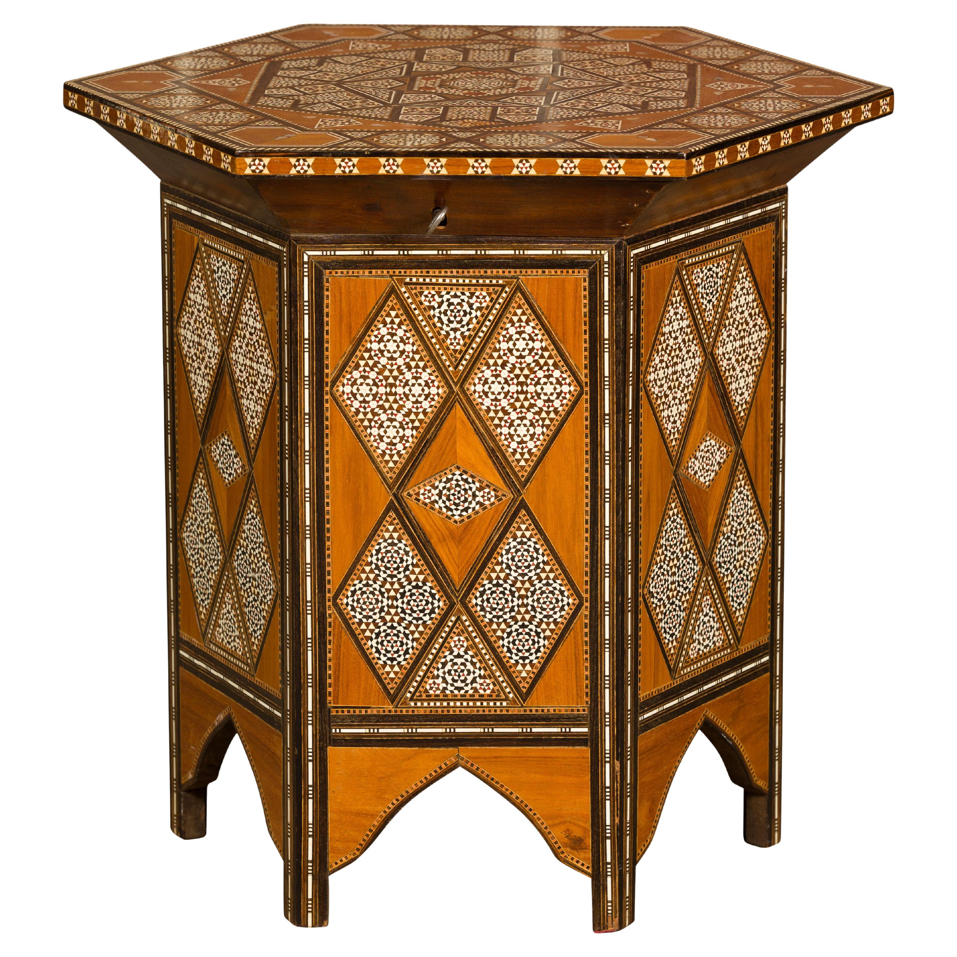 Table à boissons marocaine de style mauresque des années 1920 avec incrustation d'os et plateau élévateur