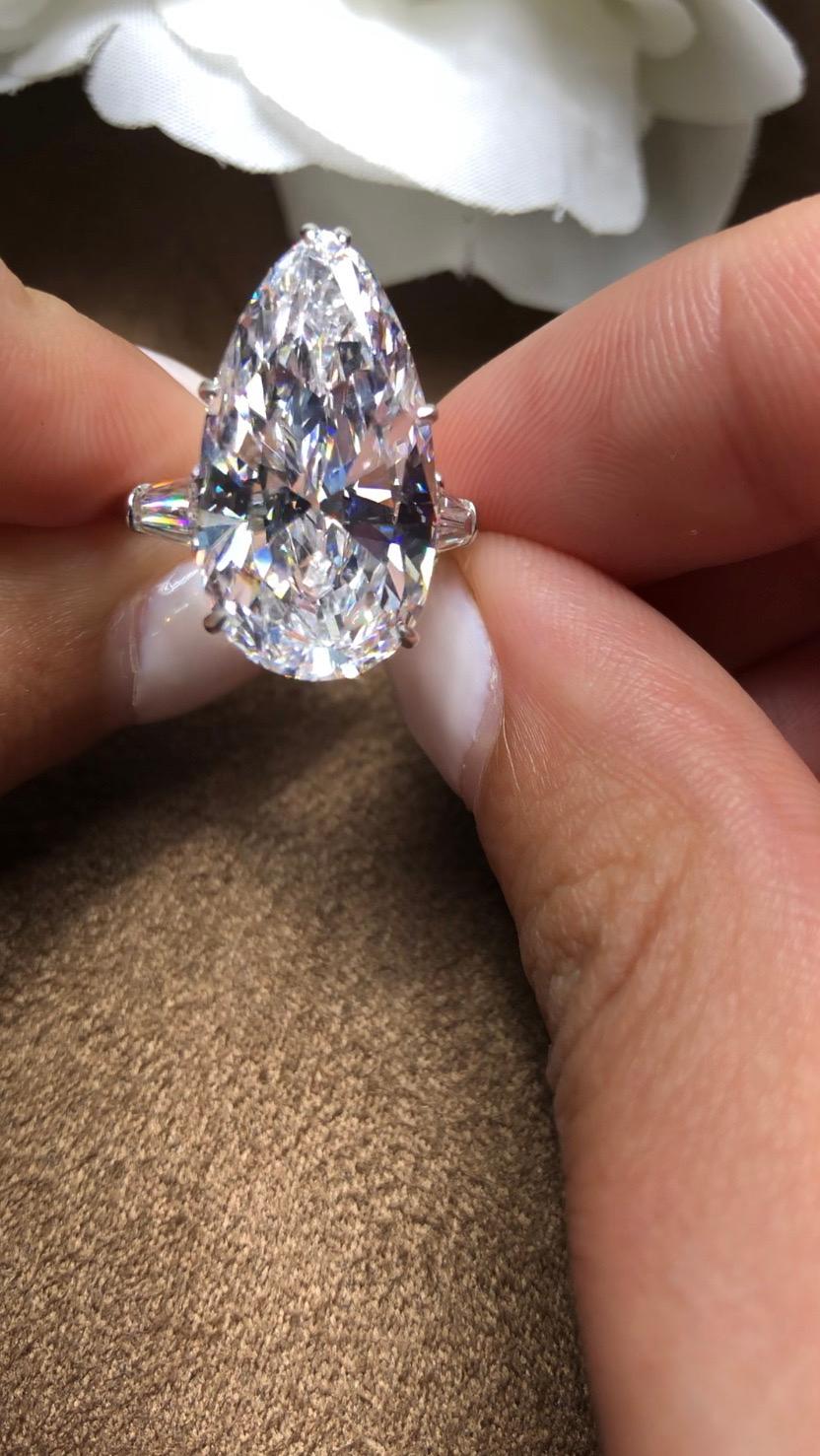 Morcha Diamonds possède l'un des plus grands stocks privés de diamants D Flawless de plus de 5 ct. 

Bague MORCHA 10ct D Flawless Pear Shape Diamond, sertie de 2 diamants baguette.
Découpé selon les normes les plus strictes en matière de brillance