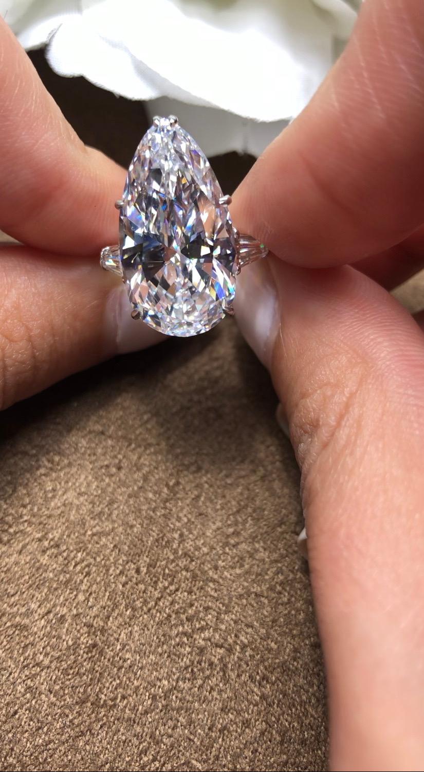 Moderne Bague MORCHA 10ct D diamant en forme de poire sans défaut. Accompagné d'un certificat GIA en vente