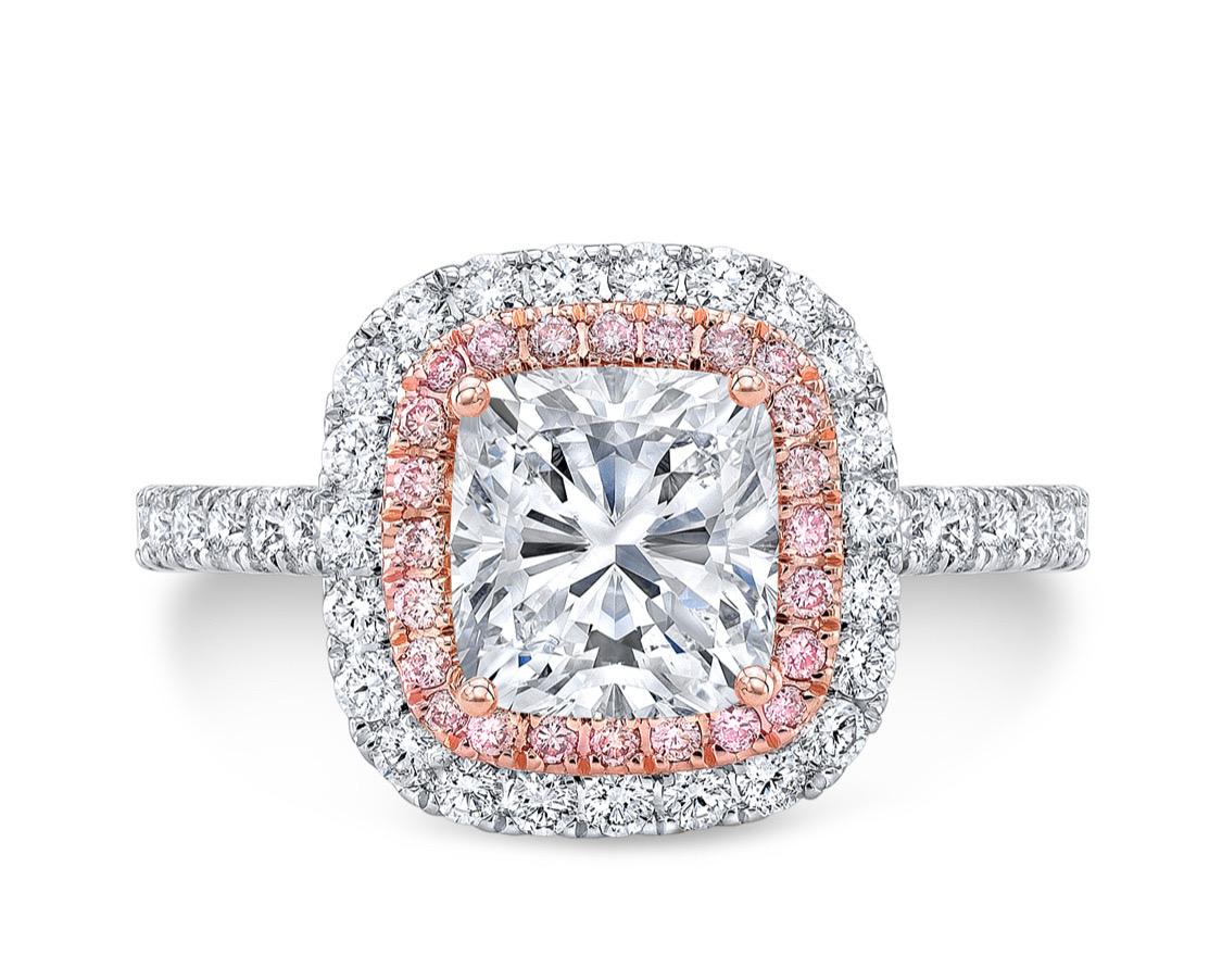 Bague MORCHA en diamant coussin de 1,3ct sertie de diamants naturels de couleur blanche et rose fantaisie, 

Le diamant est taillé selon les normes les plus strictes en matière de brillance et de retour de la lumière. 
Serti d'or blanc et d'or rose