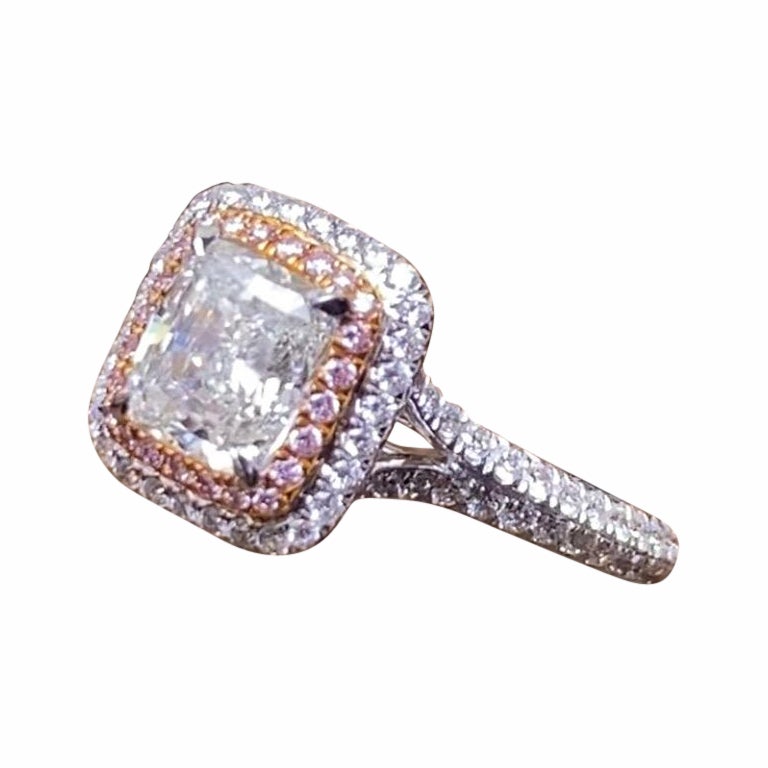A MORCHA 1.3 Karat Diamantring mit Kissenschliff im Kissenschliff und rosa Fancy-Diamanten im Angebot