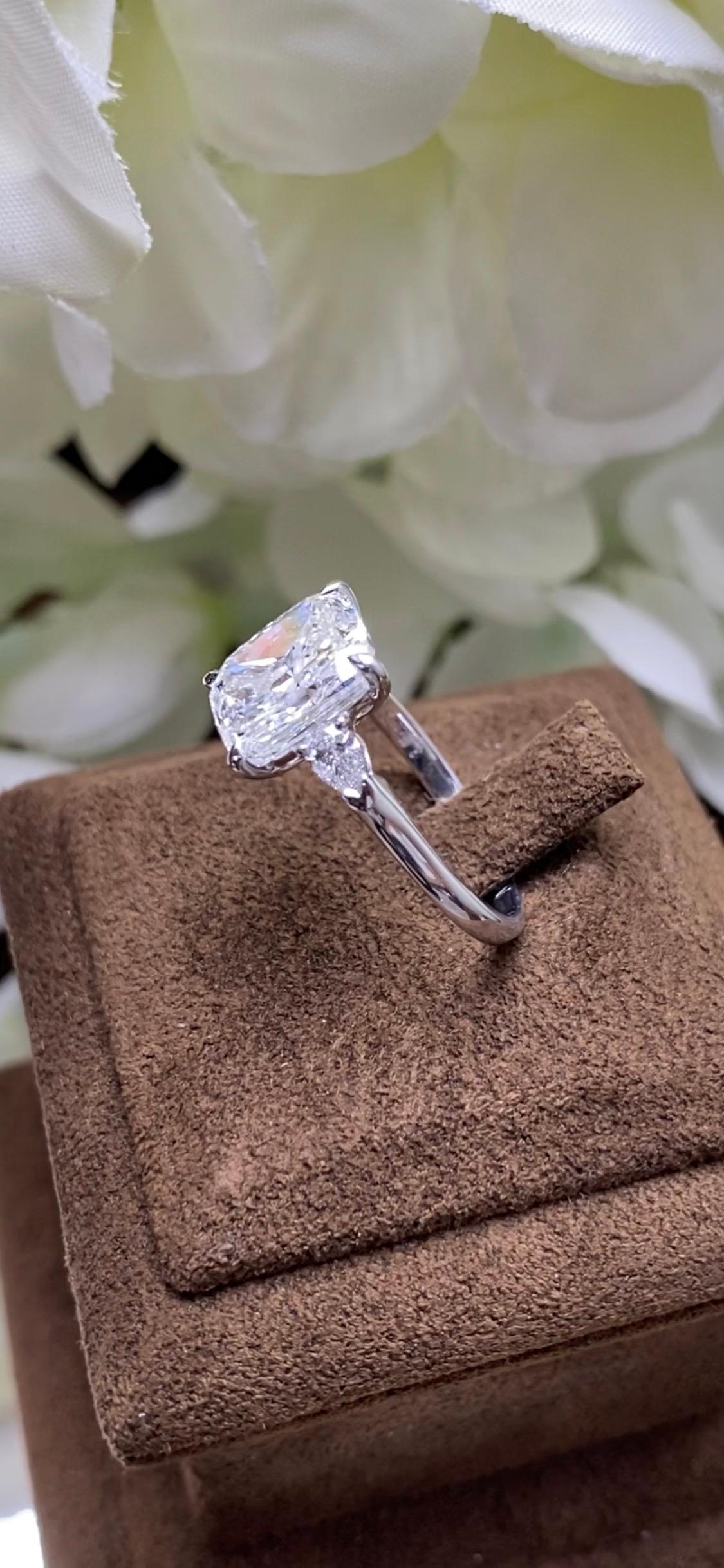 Ein MORCHA 3ct Cushion Diamant,
E-Farbe, geschliffen nach den höchsten Standards für Brillanz und Lichtrückgabe. 
Mit 18k Weißgold besetzt. 
Seitliche Diamanten - 2 birnenförmige Diamanten
Begleitet von einem GIA-Zertifikat 

Der Classic Diamond