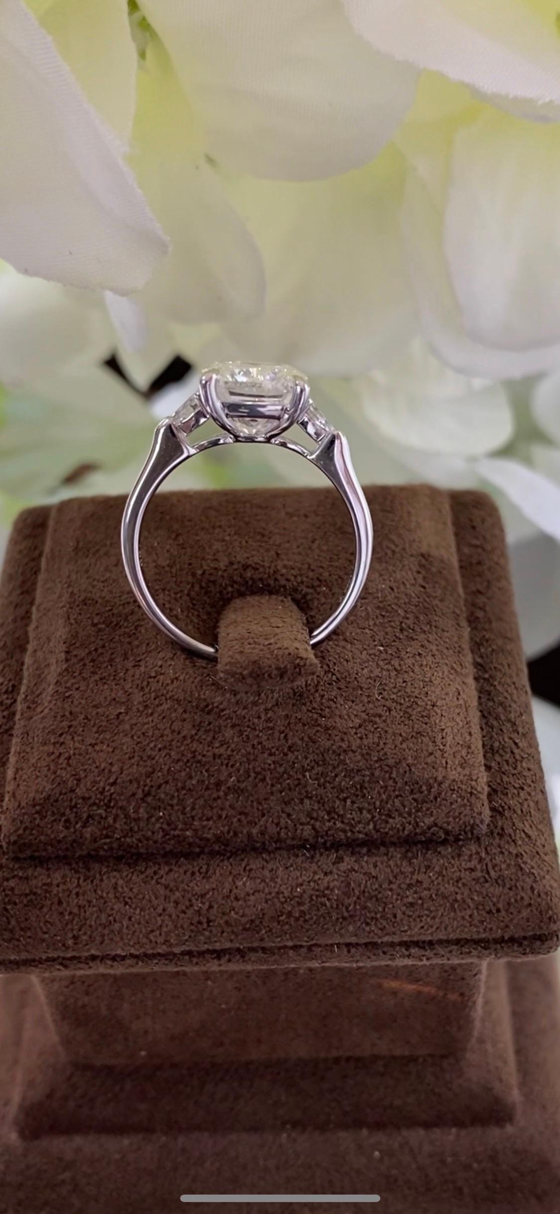 Ein MORCHA Diamantring mit 3 Karat im Kissenschliff und 2 birnenförmigen seitlichen Diamanten, GIA im Zustand „Neu“ im Angebot in New York, NY