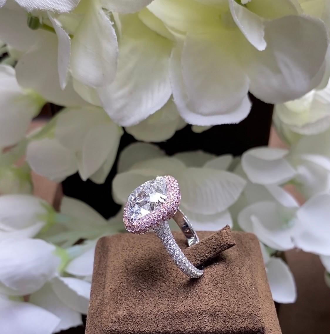 A MORCHA 6.5ct Cushion Diamond Ring Set with Fancy Pink Diamonds In New Condition For Sale In New York, NY
