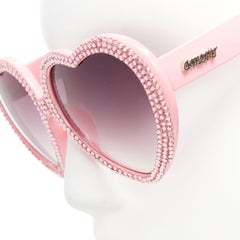 A-MORIR, occhiali da sole a forma di cuore incrostati di cristalli rosa con logo in argento