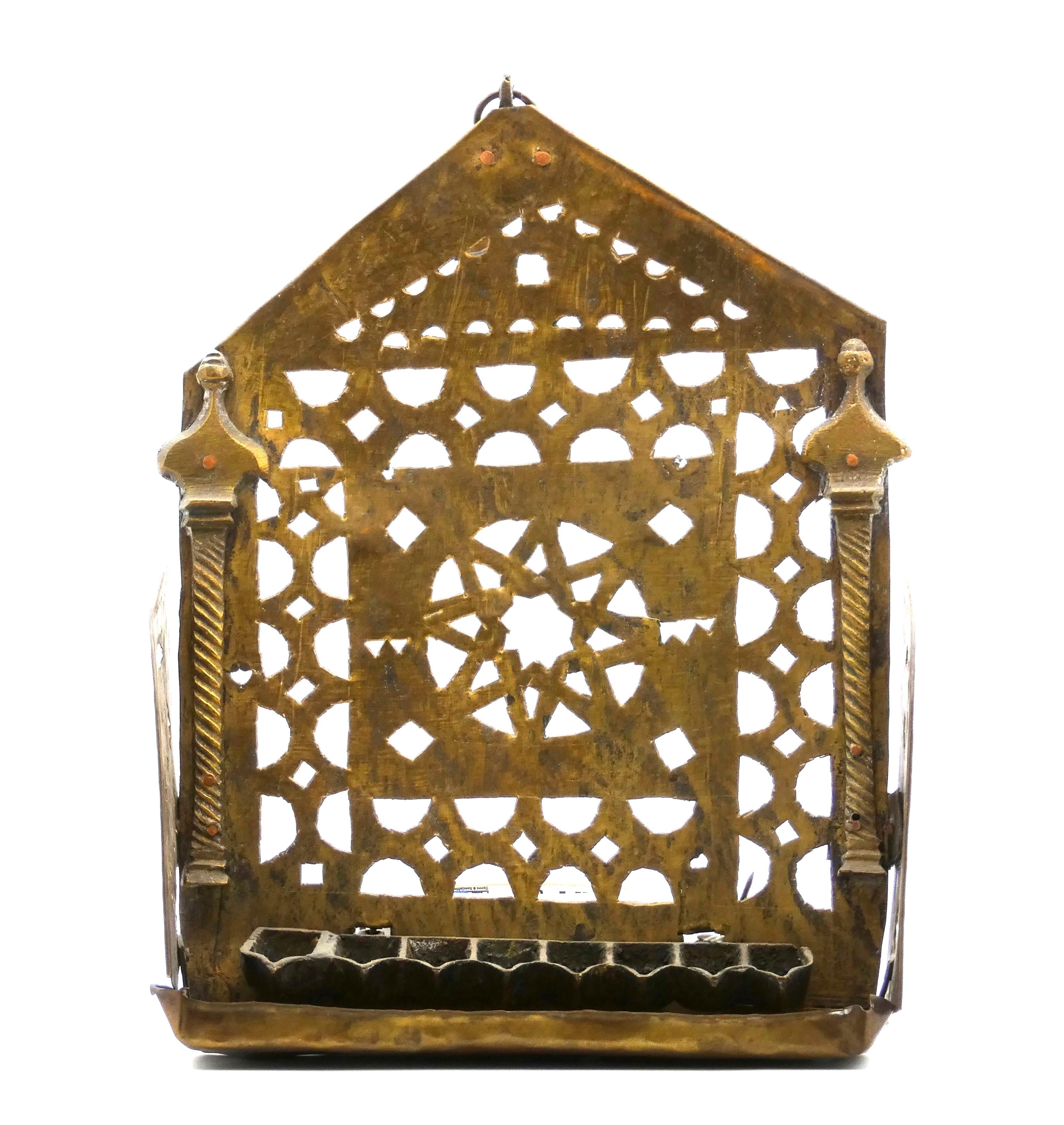 Lampe de Hanoukka marocaine décorée de colonnes et d'une authentique étoile de David.

Plaque arrière ajourée avec de nombreuses découpes quadrilobées et encadrée par deux colonnes architecturales torsadées flanquant une authentique étoile de David