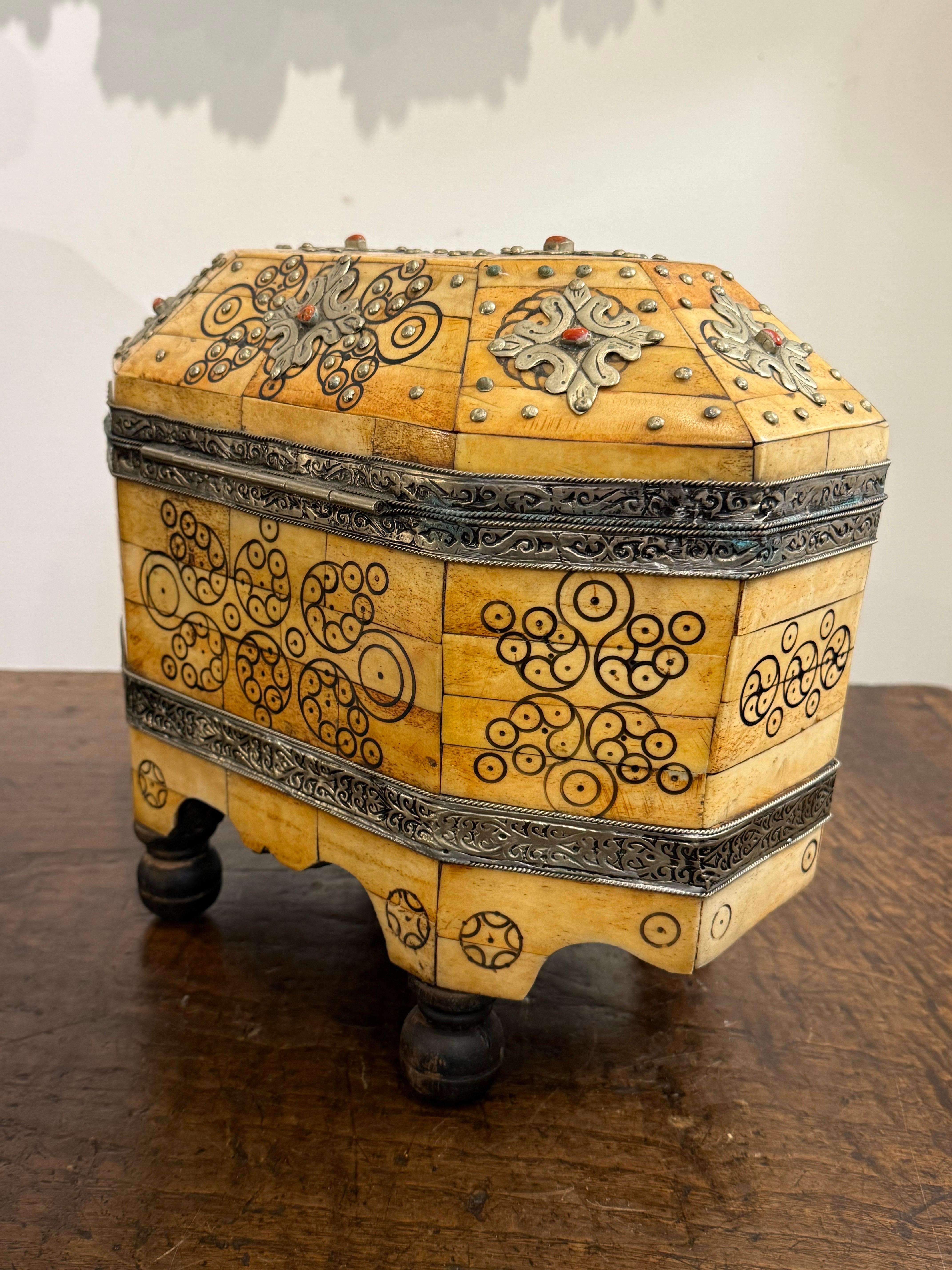 Caja decorativa marroquí con tapa, Siglo XX en venta 3