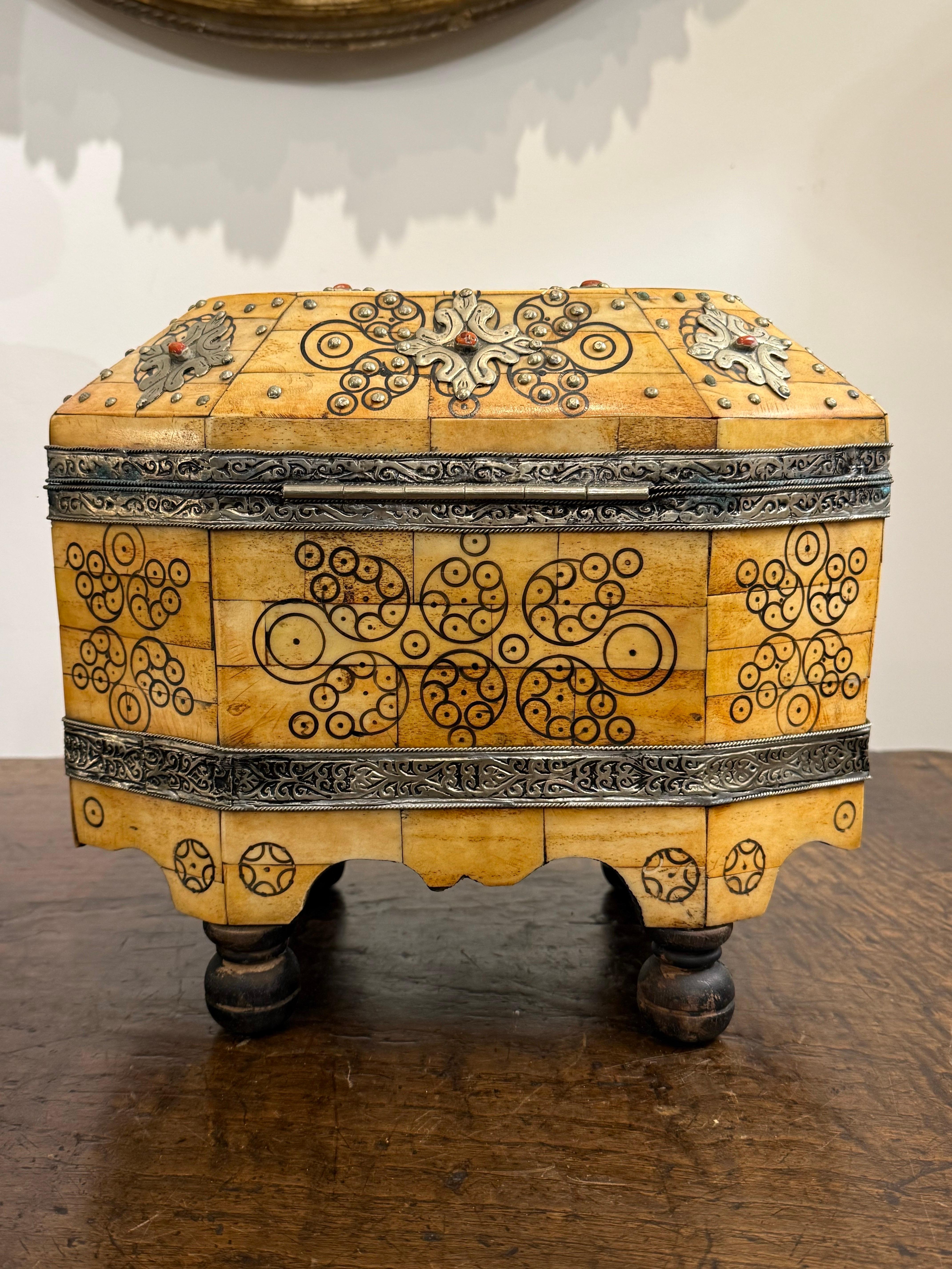 Caja decorativa marroquí con tapa, Siglo XX en venta 4