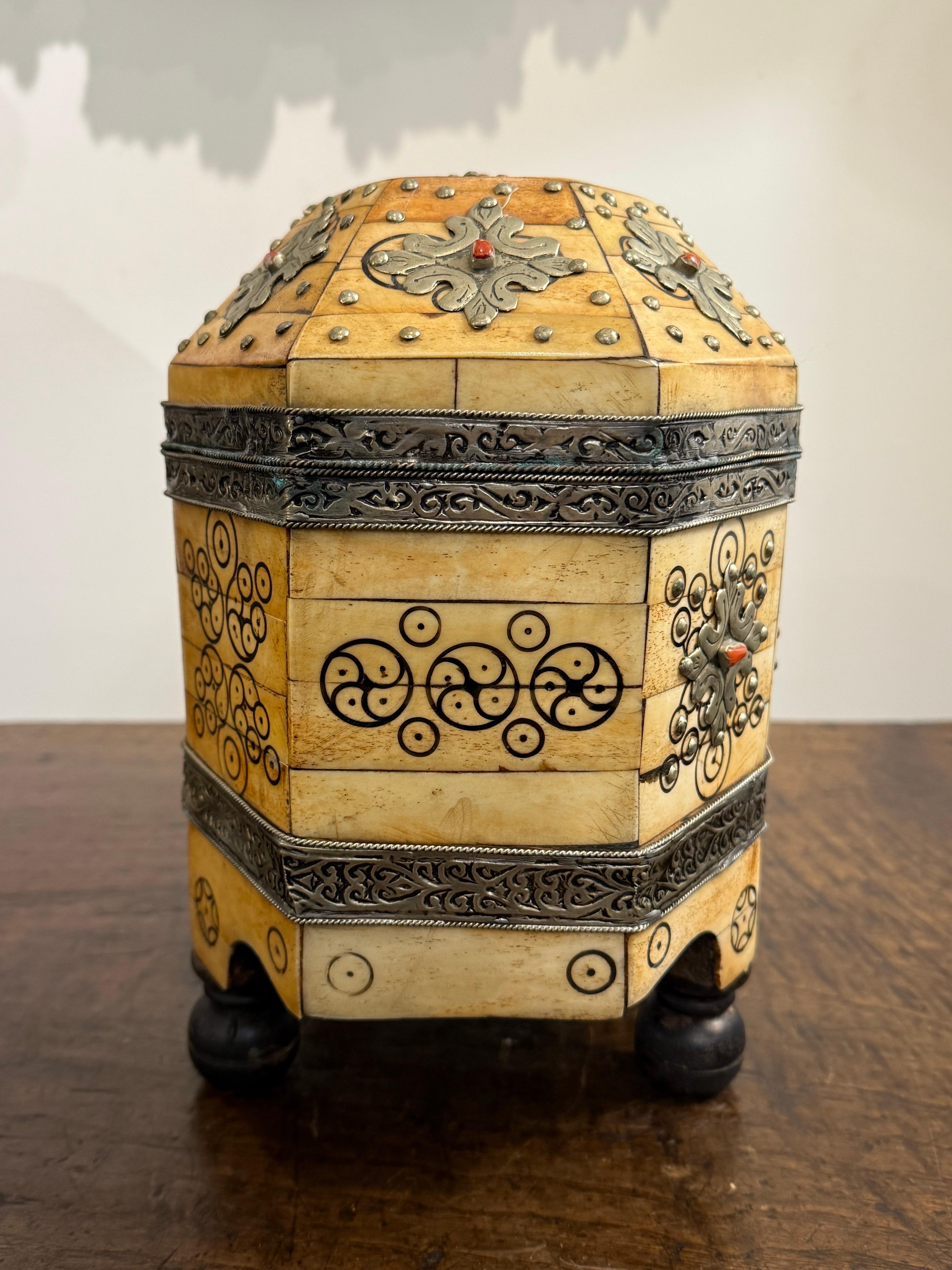 Caja decorativa marroquí con tapa, Siglo XX en venta 5