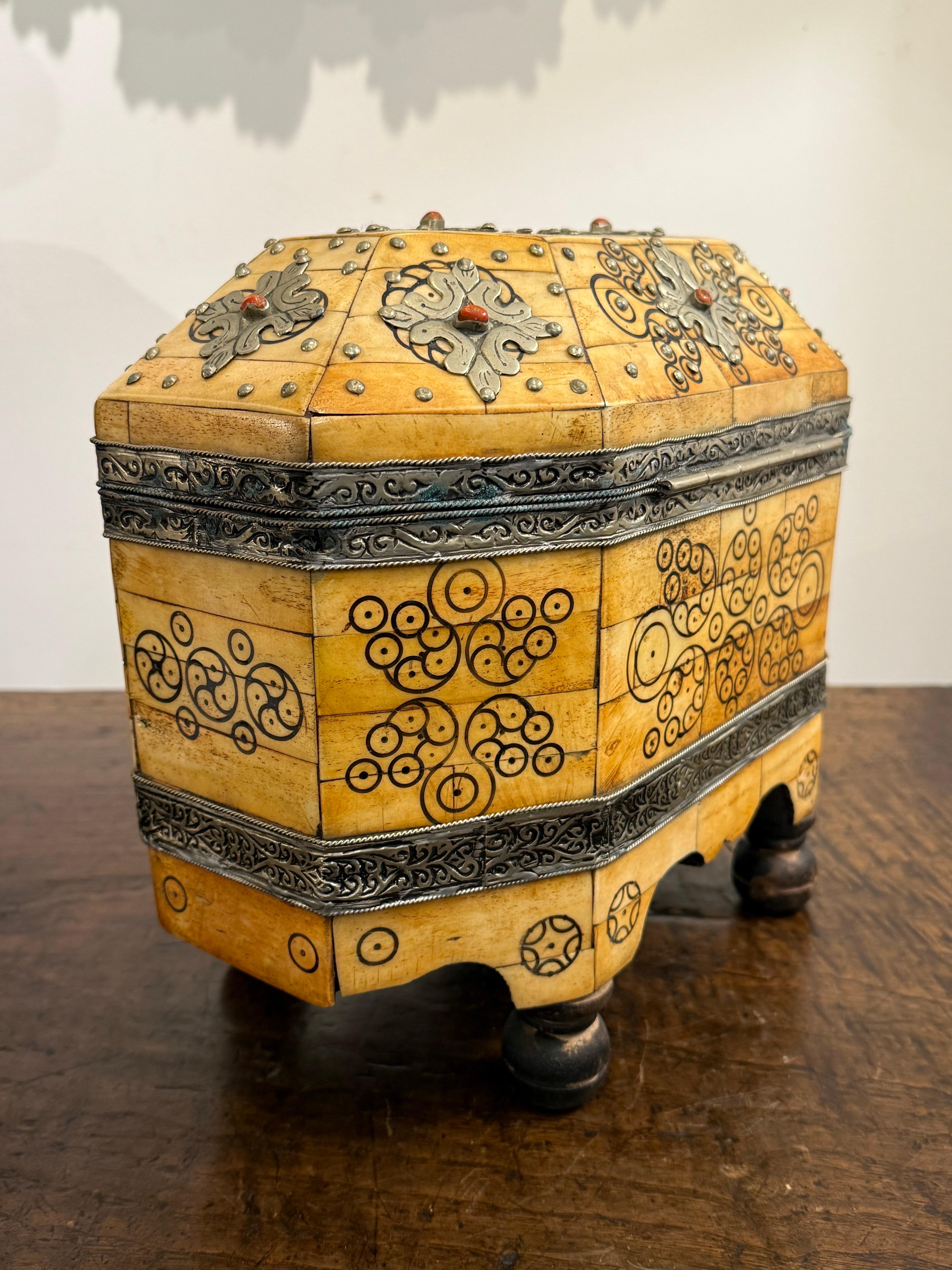 Caja decorativa marroquí con tapa, Siglo XX en venta 6