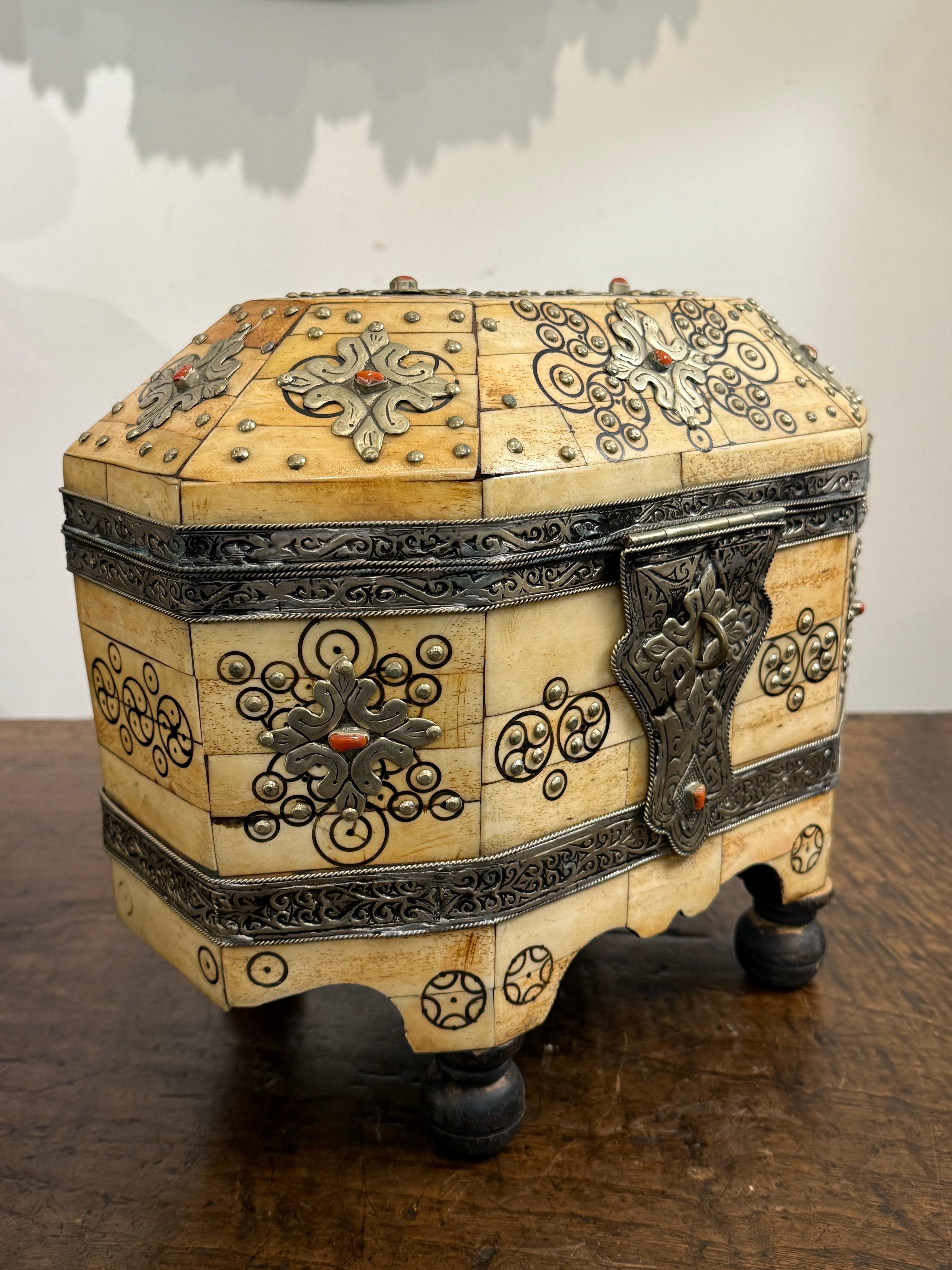 Caja decorativa marroquí con tapa, Siglo XX en venta 7