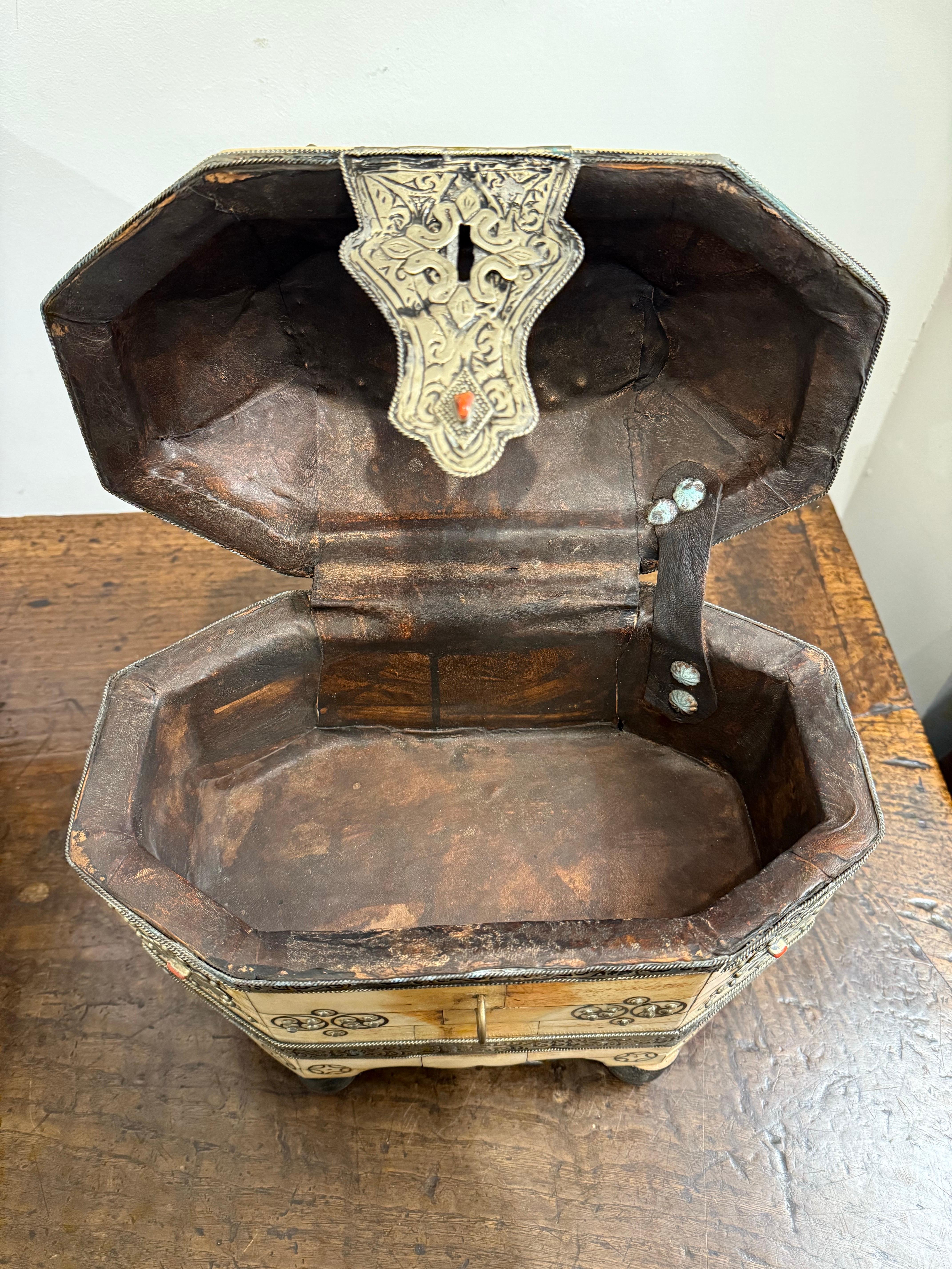 Caja decorativa marroquí con tapa, Siglo XX en venta 8