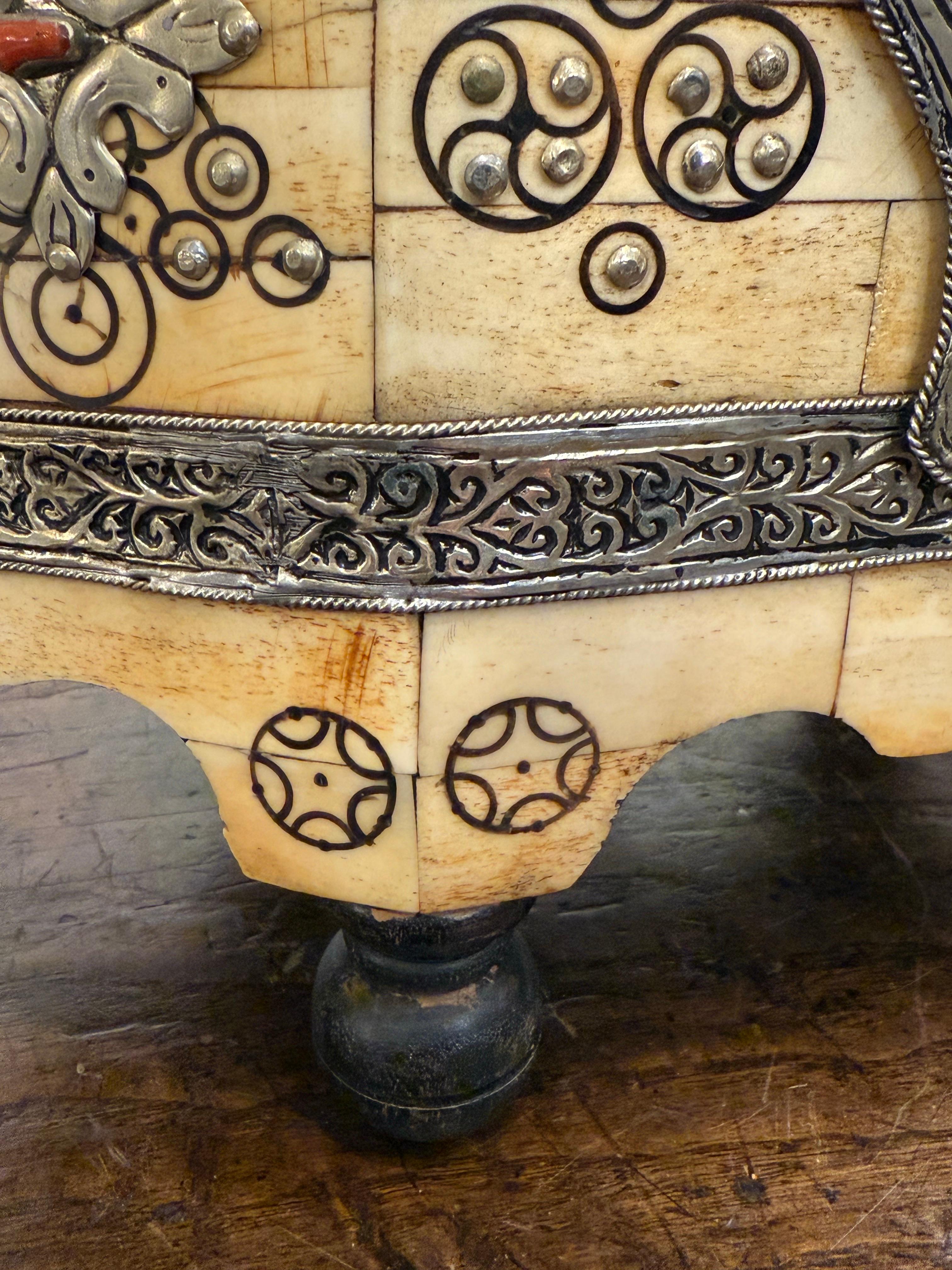 Caja decorativa marroquí con tapa, Siglo XX

Procedencia: Colección privada australiana.

Dimensiones:
Altura: 27 cm.
Anchura: 31 cm.
Profundidad: 18 cm.