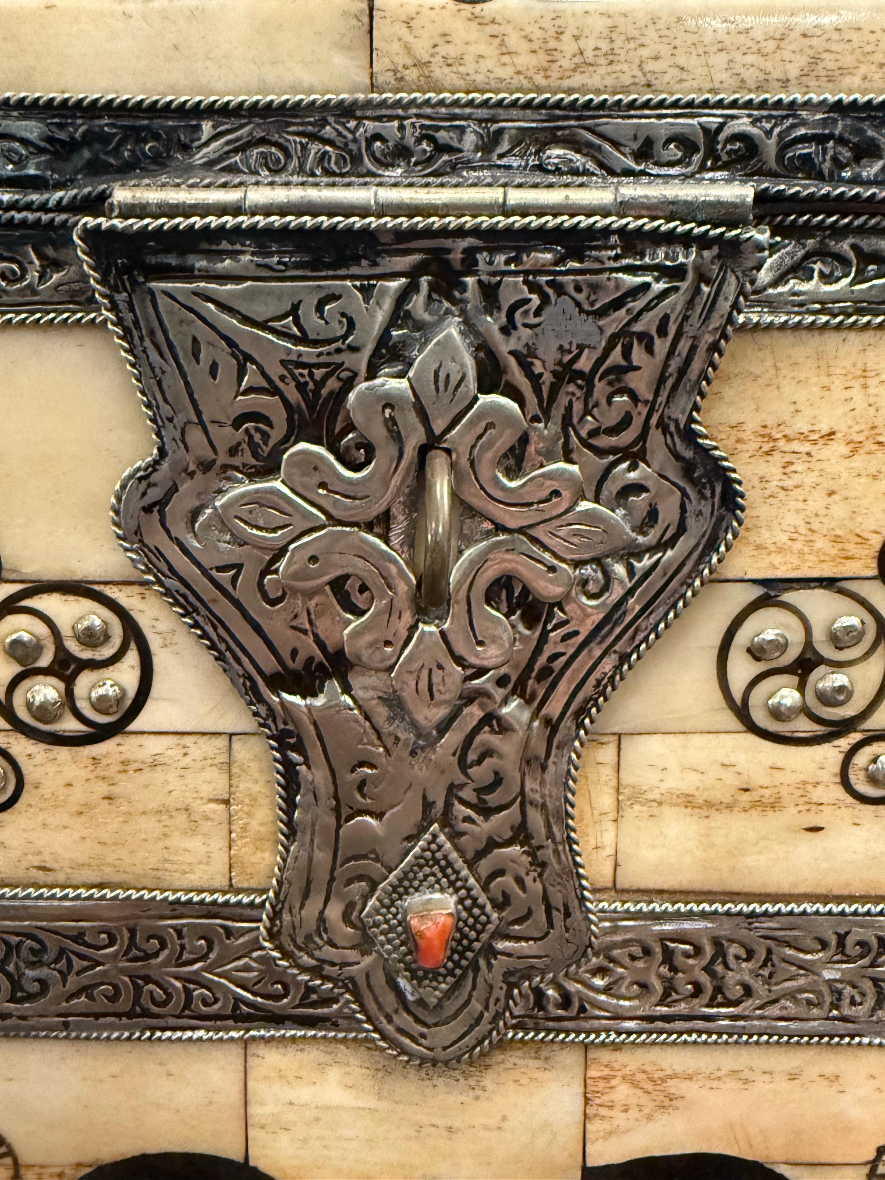 Caja decorativa marroquí con tapa, Siglo XX Marroquí en venta